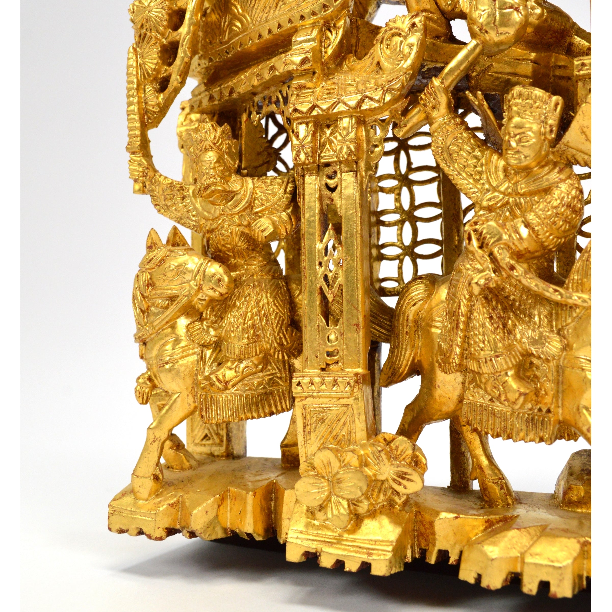 Antique Chinese Carved Wood Openwork Panel with Gold Gilding - Imperial Scene Wall Art for Home Decor & Asian-Inspired Interior Design