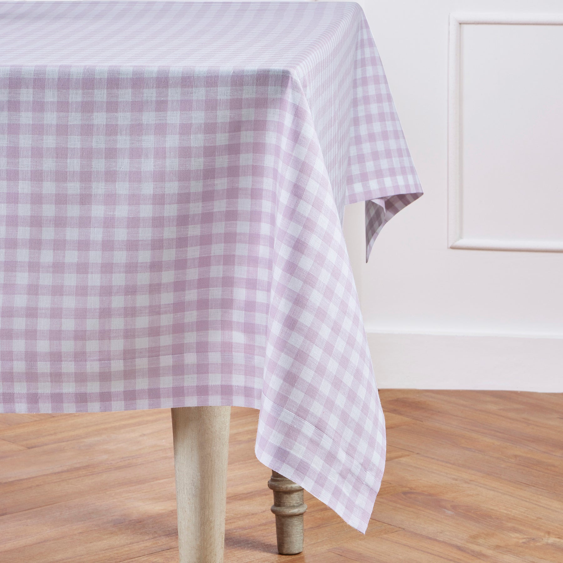 Stylish Red and White Checkered Gingham Tablecloth - Perfect for Picnics, BBQs, and Outdoor Dining