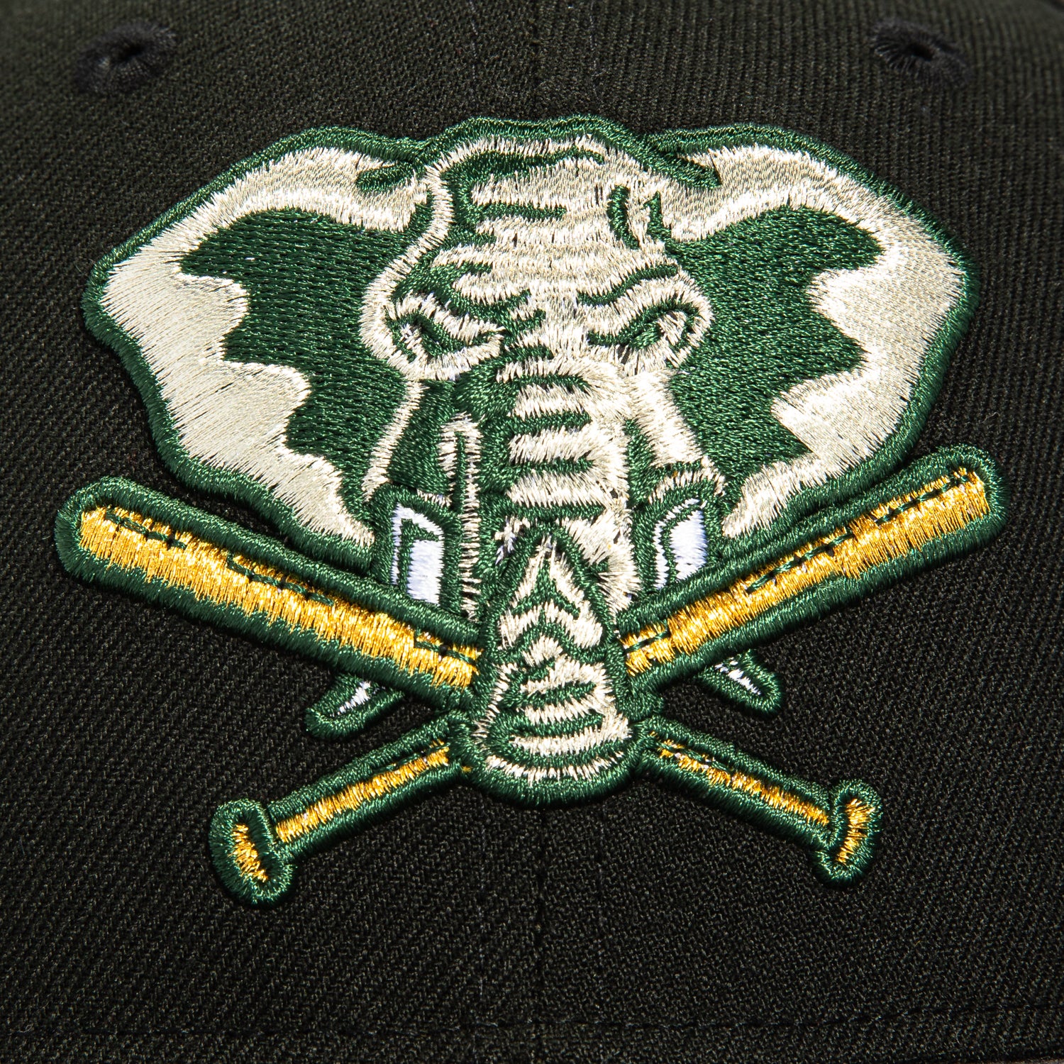 New Era 59Fifty Oakland Athletics Oakland Flag Patch BP Hat - Black & Graphite Baseball Cap for Men - Perfect for Baseball Games, Streetwear & Fan Collections
