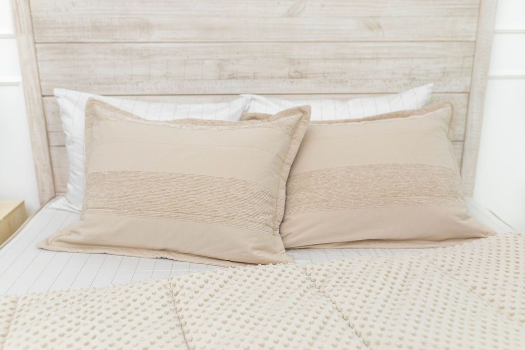 Halston Premium Silk Pillowcase for Hair & Skin Care - 100% Mulberry Silk, Hypoallergenic, Cooling & Anti-Wrinkle - Perfect for Beauty Sleep & Luxury Bedding