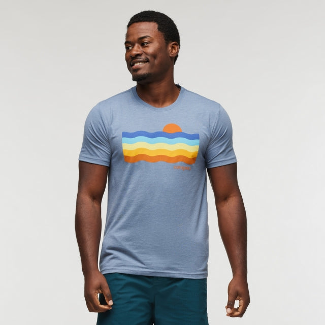 Retro Disco Wave Graphic T-Shirt for Men - Vintage 70s Style Party Tee - Perfect for Music Festivals, Concerts & Themed Parties