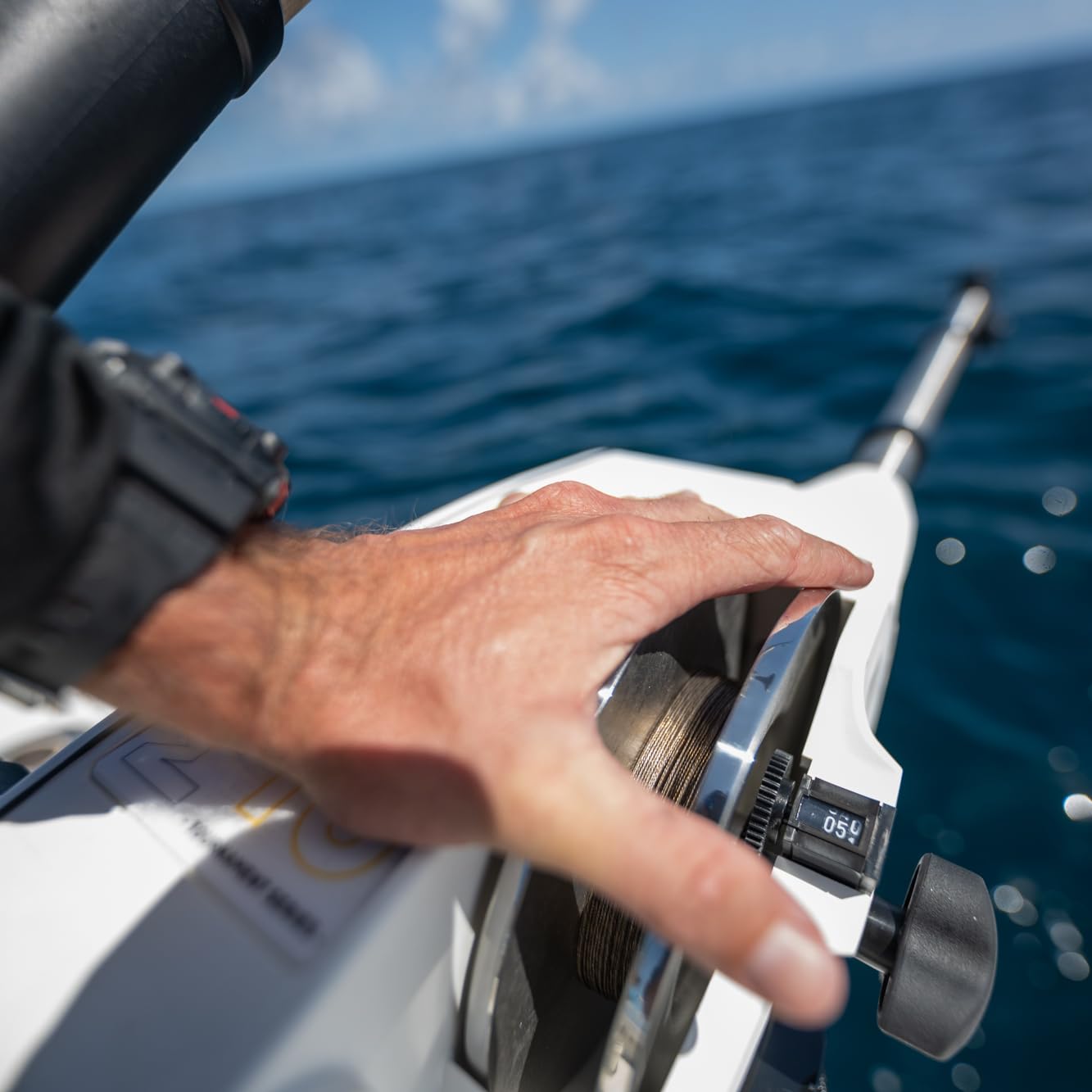 Cannon Magnum Series Electric Downriggers for Fishing - Heavy Duty Saltwater & Freshwater Trolling Motor with Auto Stop & Depth Control - Perfect for Deep Sea, Lake, and Offshore Angling