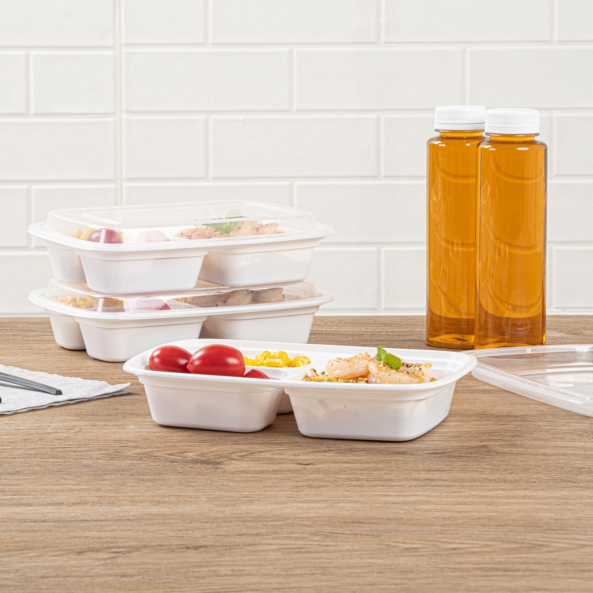 26 oz White Plastic 3-Compartment Meal Prep Containers with Clear Lids - Microwave Safe, BPA Free (8.75