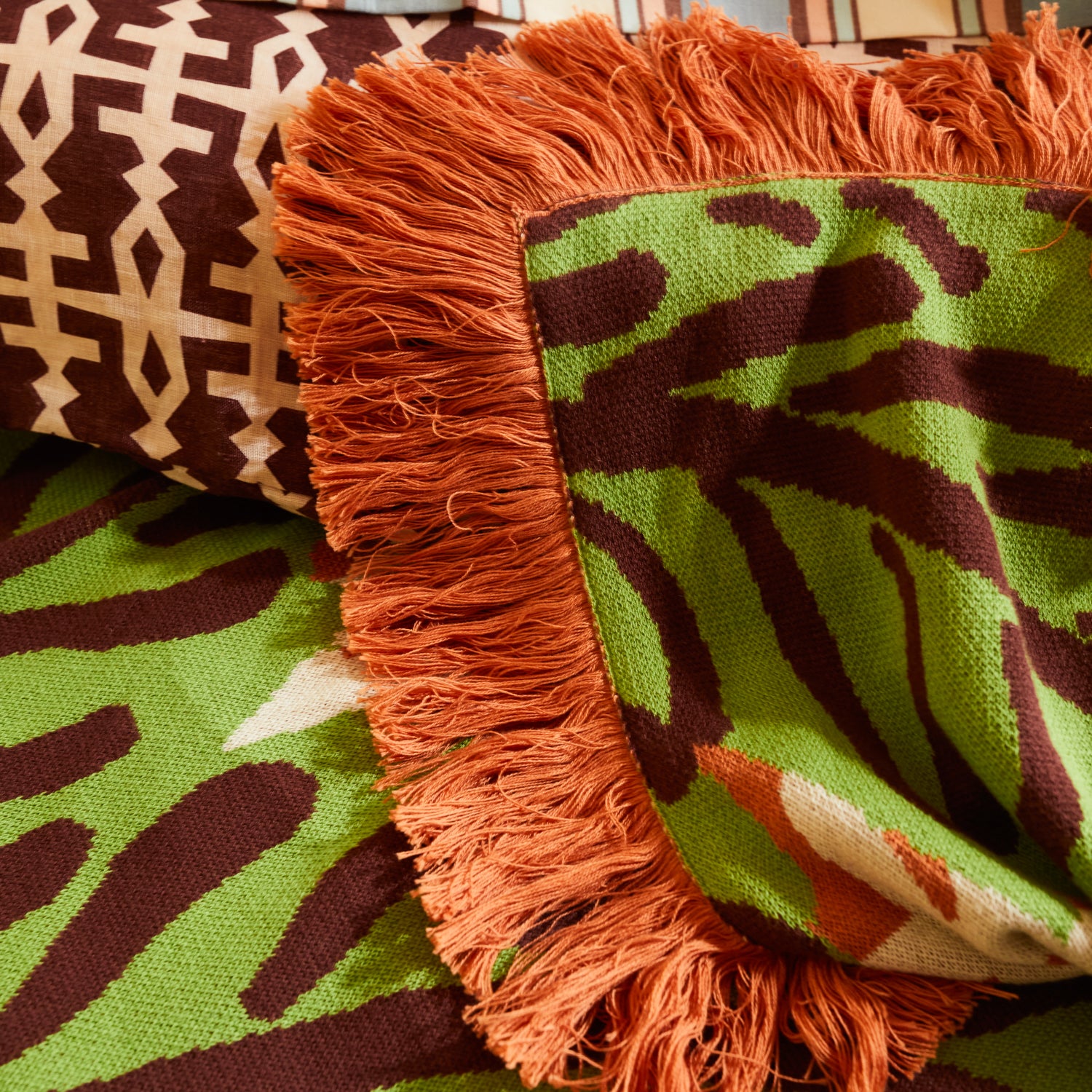 Amata Soft Palm Knit Throw Blanket - Cozy Lightweight Knitted Afghan for Sofa, Bed & Couch - Perfect for Living Room, Bedroom & Home Decor