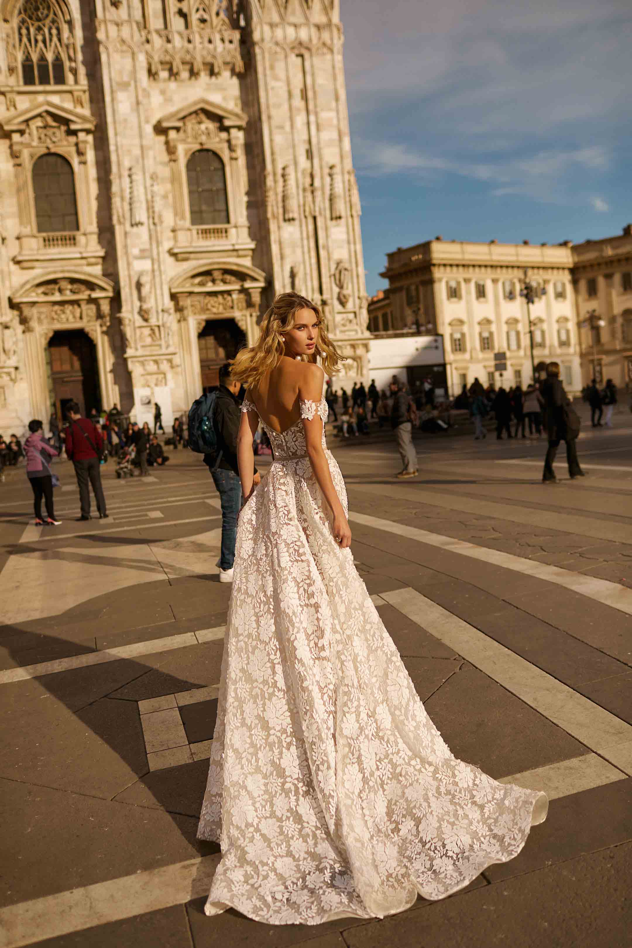 Berta 20 04 Wedding Dress Size 12 - Elegant Lace Bridal Gown for Church Ceremony & Reception