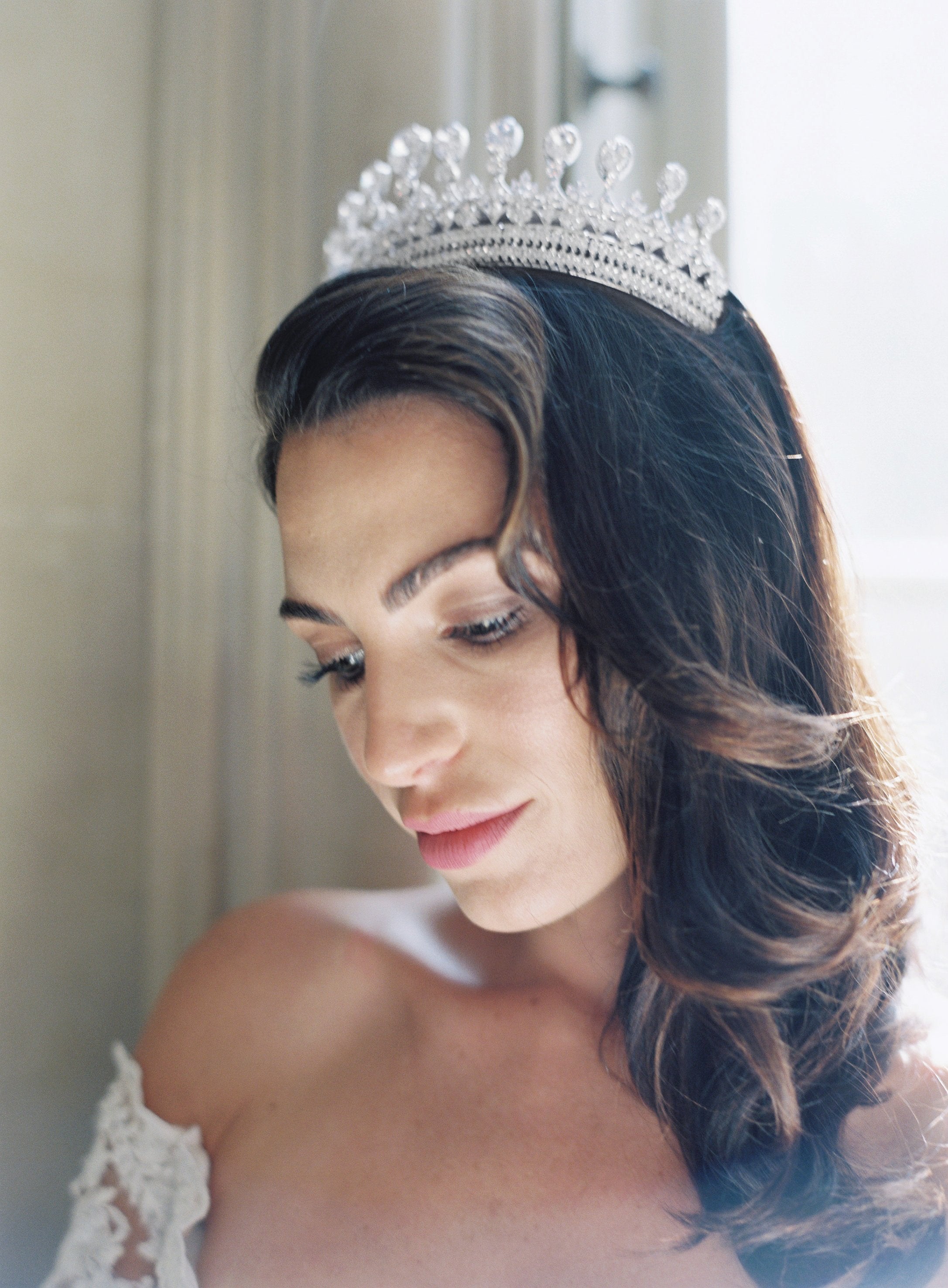 DELLA Wedding Crown - Elegant Bridal Tiara for Women, Rhinestone Crystal Headpiece, Perfect for Bridal Shower, Bachelorette Party & Wedding Ceremony