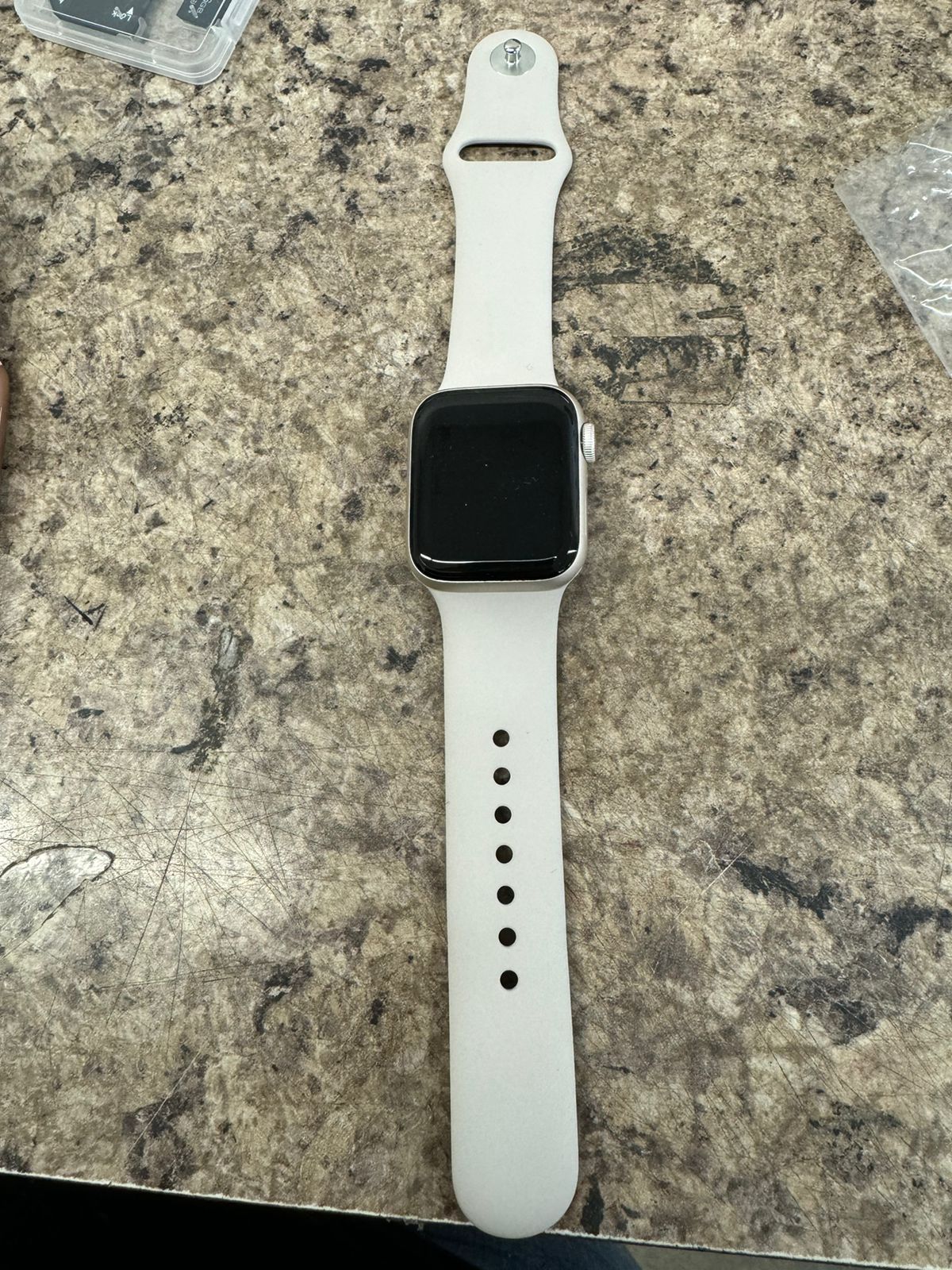 Apple Watch SE 2022 (40mm, GPS + Cellular) Unlocked Smartwatch - Aluminum Case, Starlight (Renewed) | Fitness Tracker, Heart Rate Monitor for Running, Swimming & Daily Use