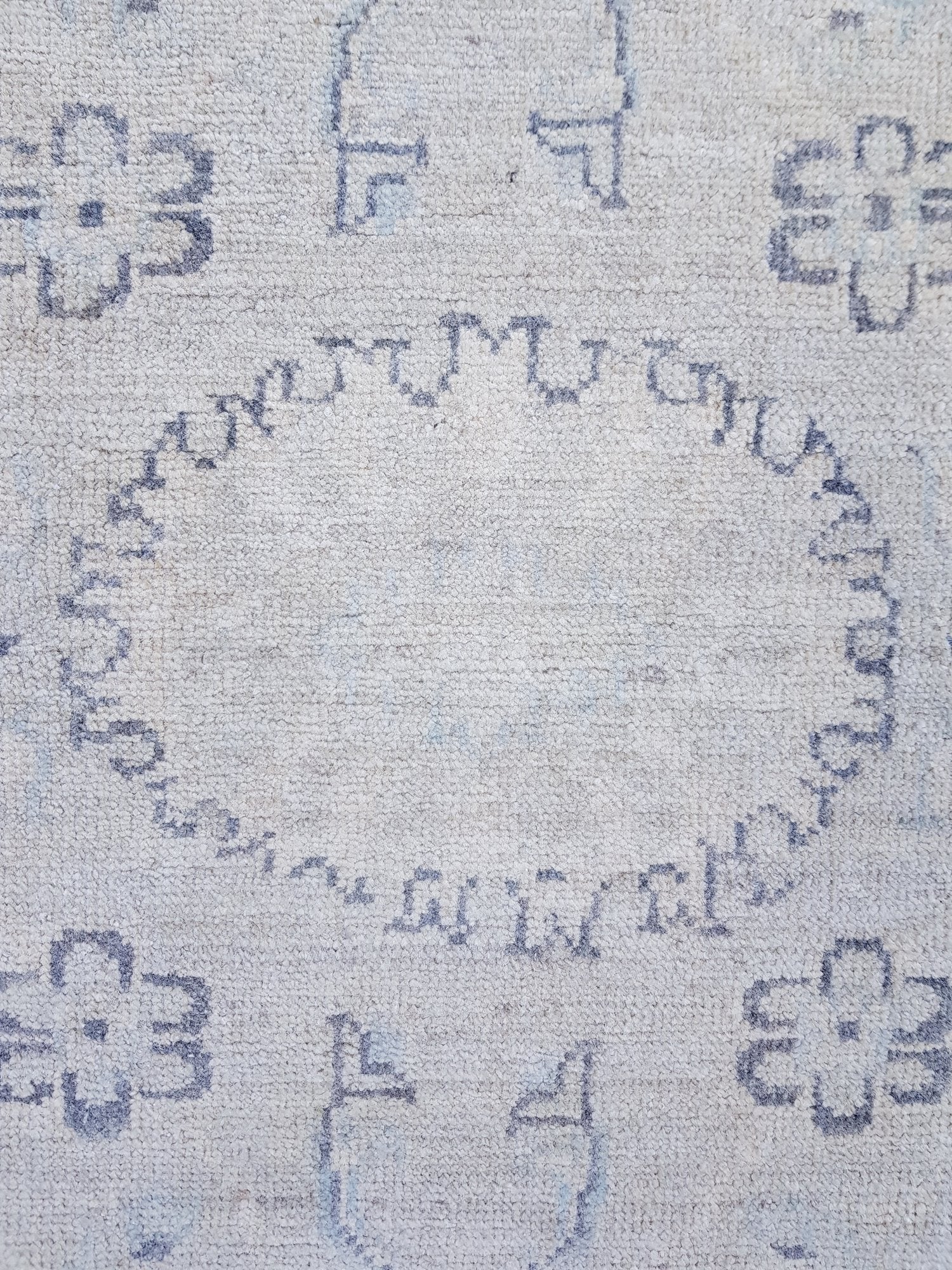 Handwoven Agra Transitional Area Rug J64033 - Perfect for Living Room, Bedroom, or Office Decor