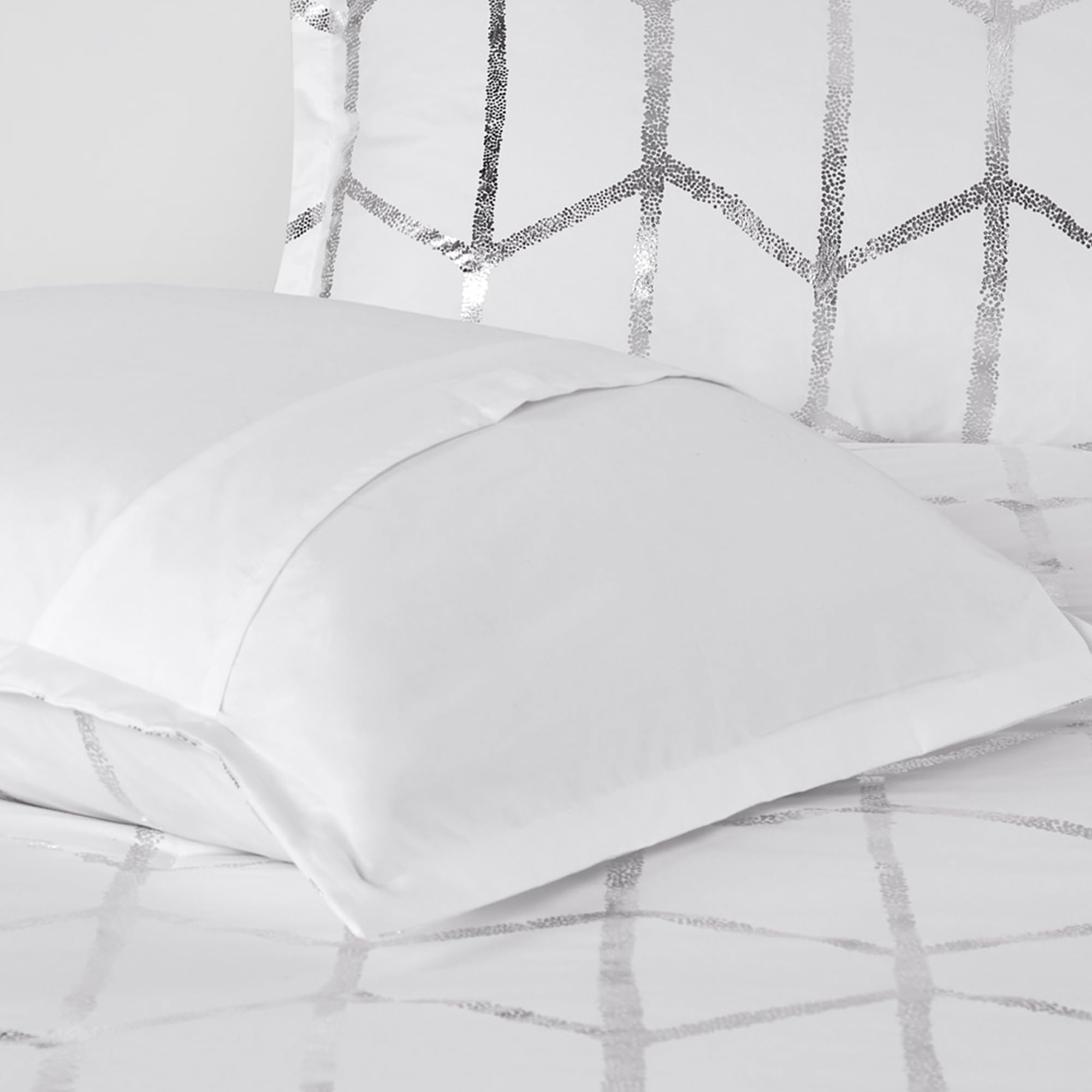 Intelligent Design Raina Twin/Twin XL Comforter Set - Soft Microfiber Geometric Bedding with Metallic Accents, 4-Piece College Dorm Essentials (Comforter, Sham & 2 Decorative Pillows) in White | Perfect for Teen Rooms, Guest Bedrooms & Modern Apartments