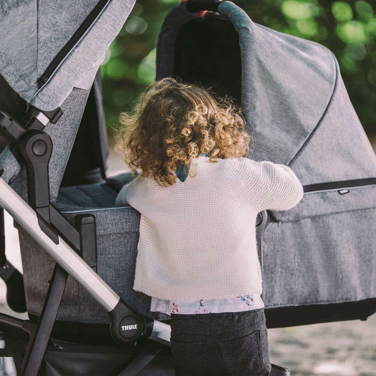 Thule Sleek Bassinet - Lightweight & Portable Baby Crib for Travel | Compact Foldable Design for Car, Airplane & Home Use | Safe & Comfortable Newborn Sleeping Solution