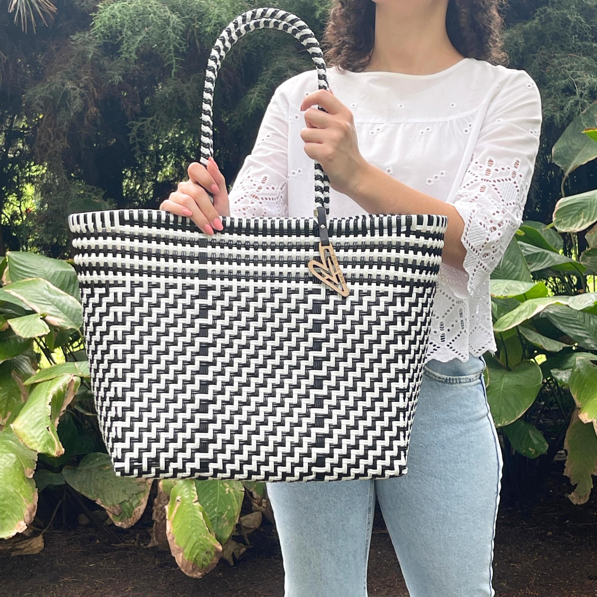 MARIA VICTORIA Handwoven Plastic Mexican Tote Bag - Medium Size Women's Beach Bag, Eco-Friendly Shopping Bag & Everyday Purse for Work, Travel & Groceries