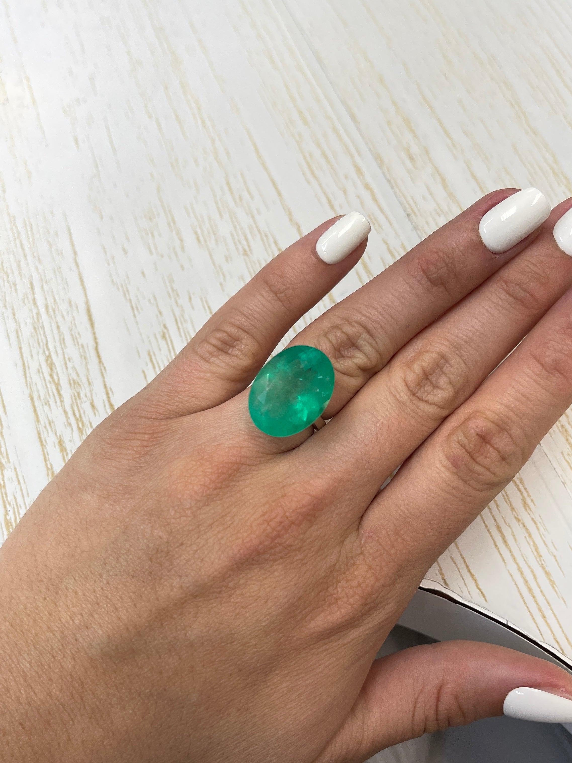 20.05 Carat Natural Colombian Emerald Loose Gemstone - Oval Cut Green Emerald for Jewelry Making, Engagement Rings & Luxury Gifts