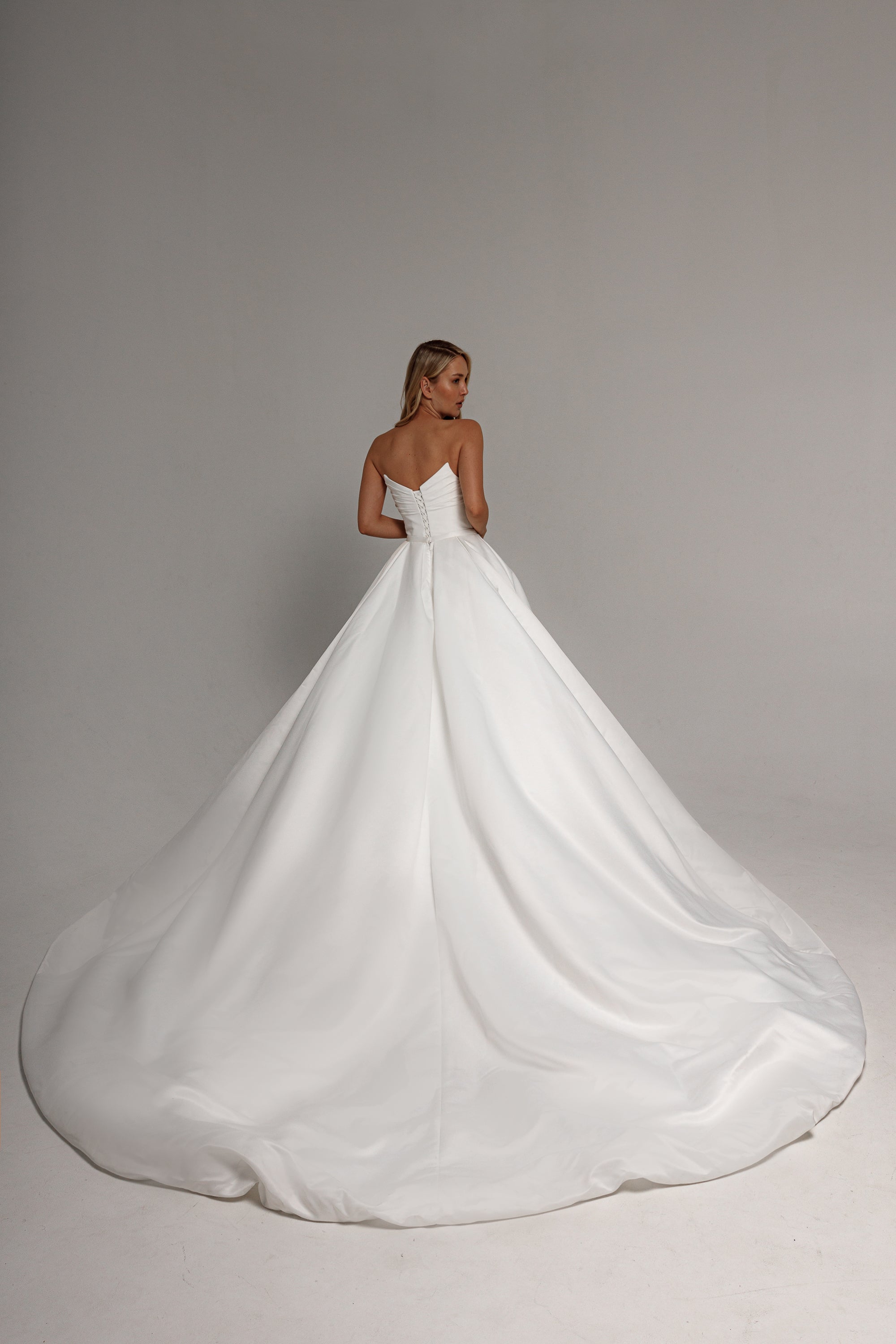 2 in 1 Sheath Wedding Dress Jelena with Detachable Sophia Skirt | Elegant Bridal Gown for Church Ceremony & Outdoor Wedding Photos