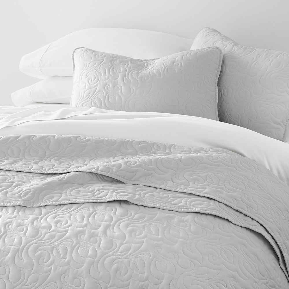 3 Piece Floral Stitch Quilted Coverlet Set - Queen Size Bedding, Lightweight Summer Quilt with Matching Pillow Shams - Perfect for Guest Rooms, Master Bedrooms & Cozy Home Decor