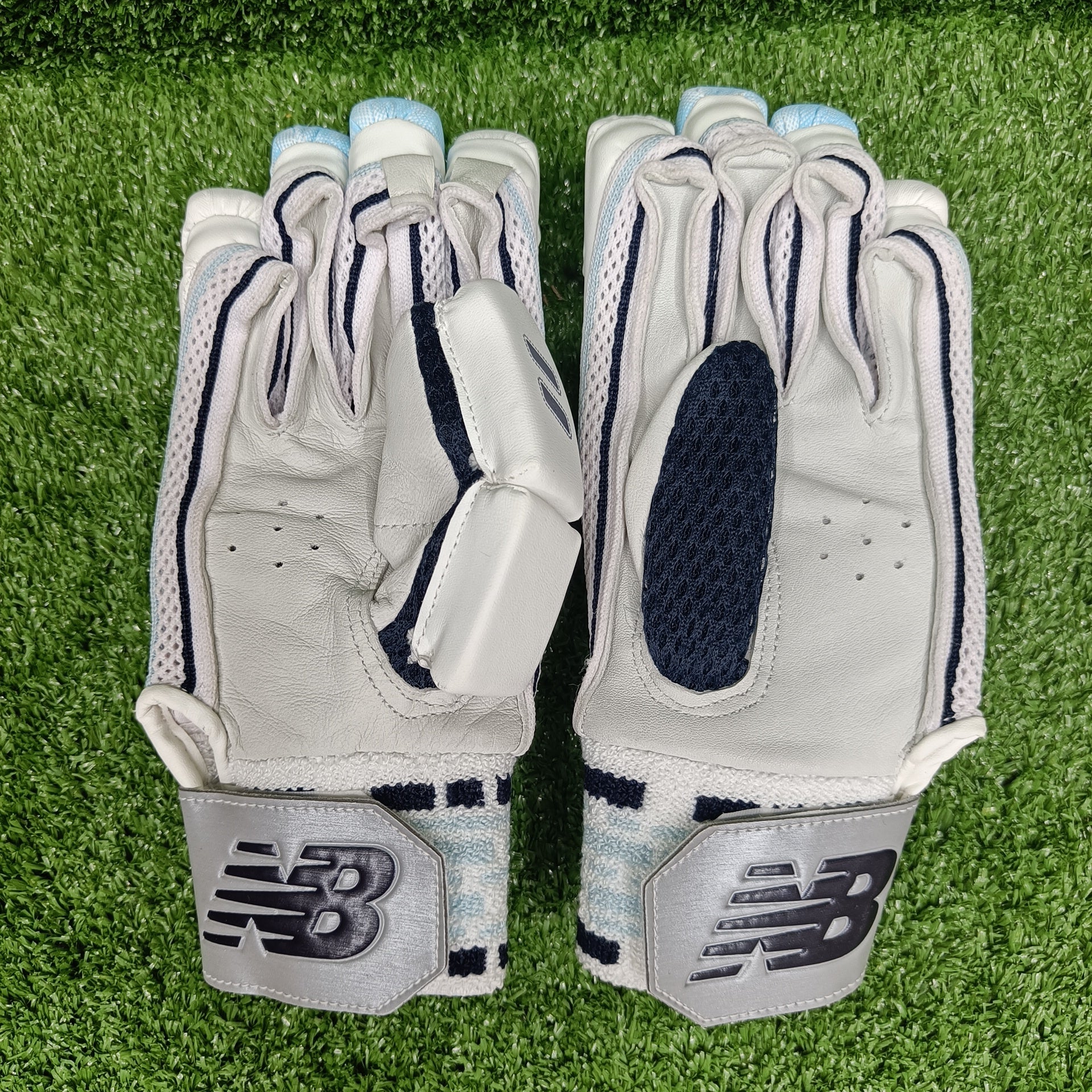 New Balance DC 580 Youth Cricket Batting Gloves - Lightweight & Breathable for Junior Players - Perfect for Practice & Matches