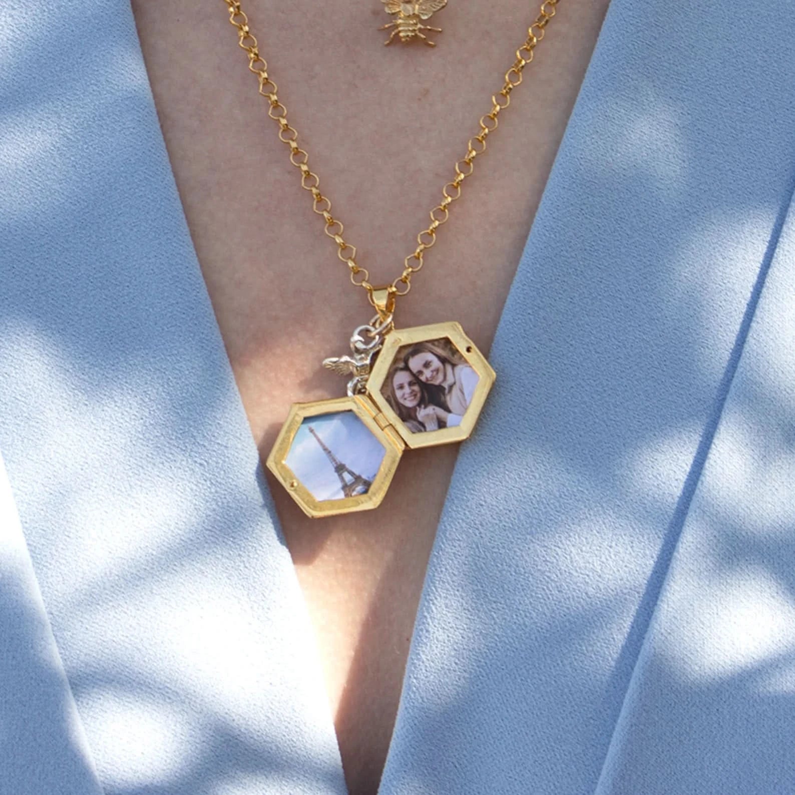 Bee Locket Necklace - 14K Gold Plated Photo Pendant for Women, Personalized Gift for Mom, Wife, or Girlfriend - Perfect for Birthdays, Anniversaries, and Valentine's Day