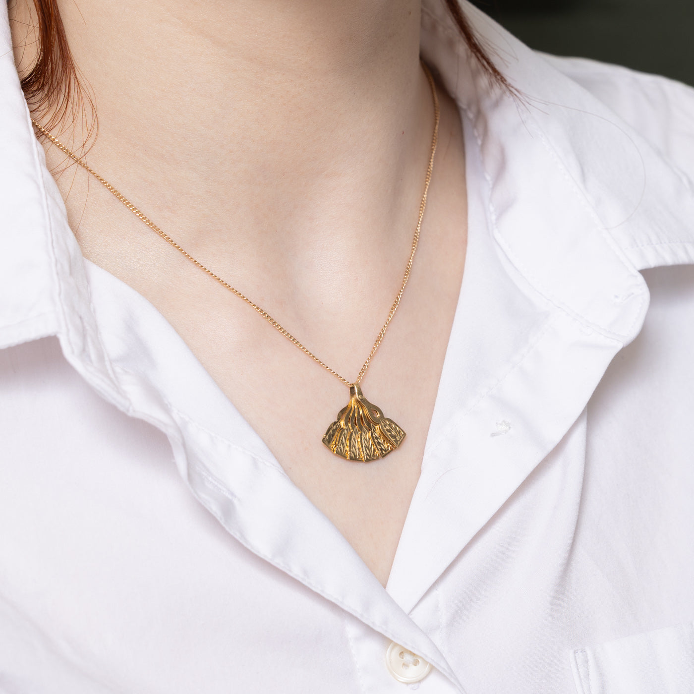 18K Yellow Gold Kinetic Fan Charm Pendant Necklace for Women - Elegant Dainty Jewelry Gift for Her - Perfect for Parties, Weddings & Everyday Wear