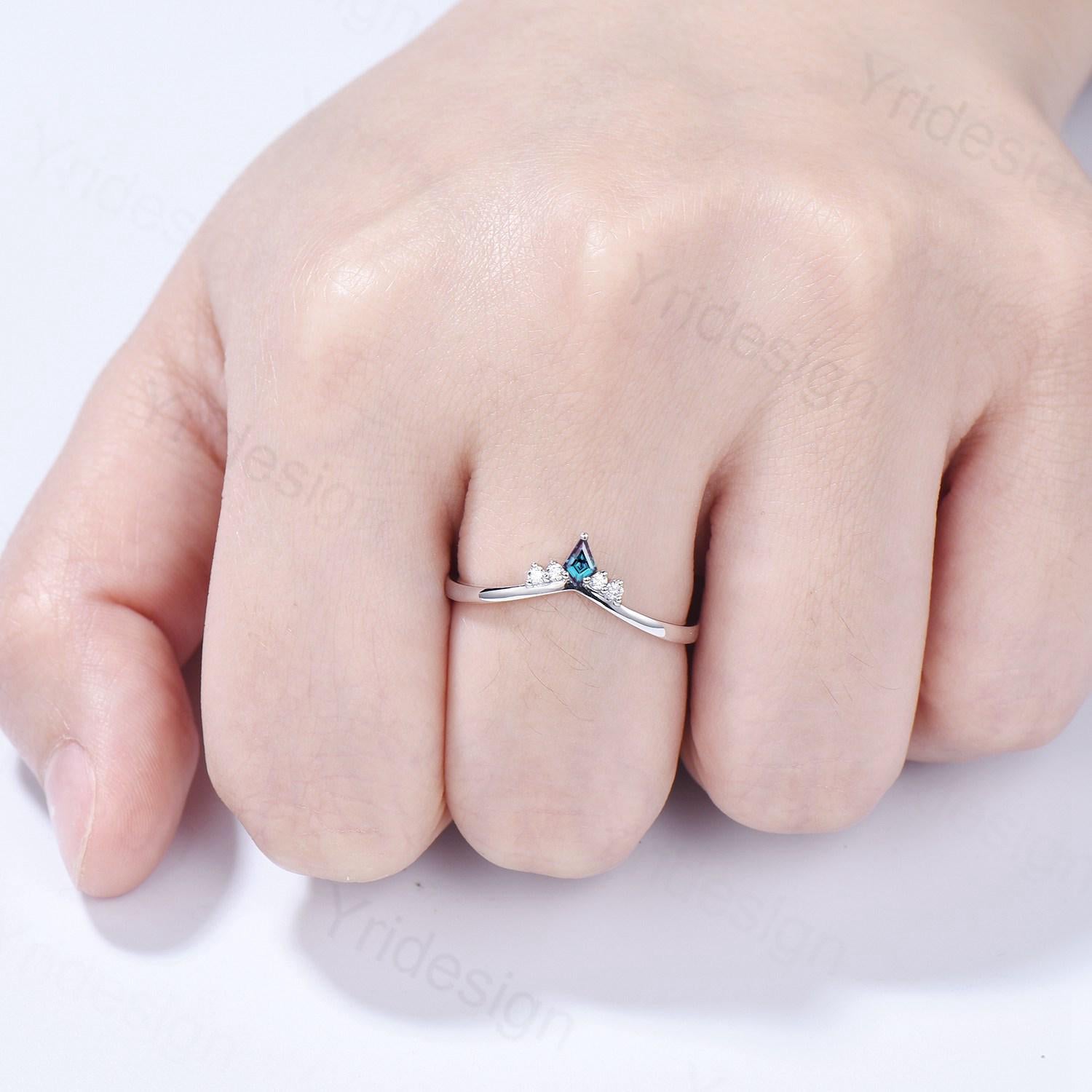 Elegant Curved Alexandrite Wedding Ring for Women - Kite Alexandrite Stacking Band with Moissanite, Art Deco June Promise Ring, Anniversary Gift for Her - Perfect for Weddings, Engagements, and Special Occasions