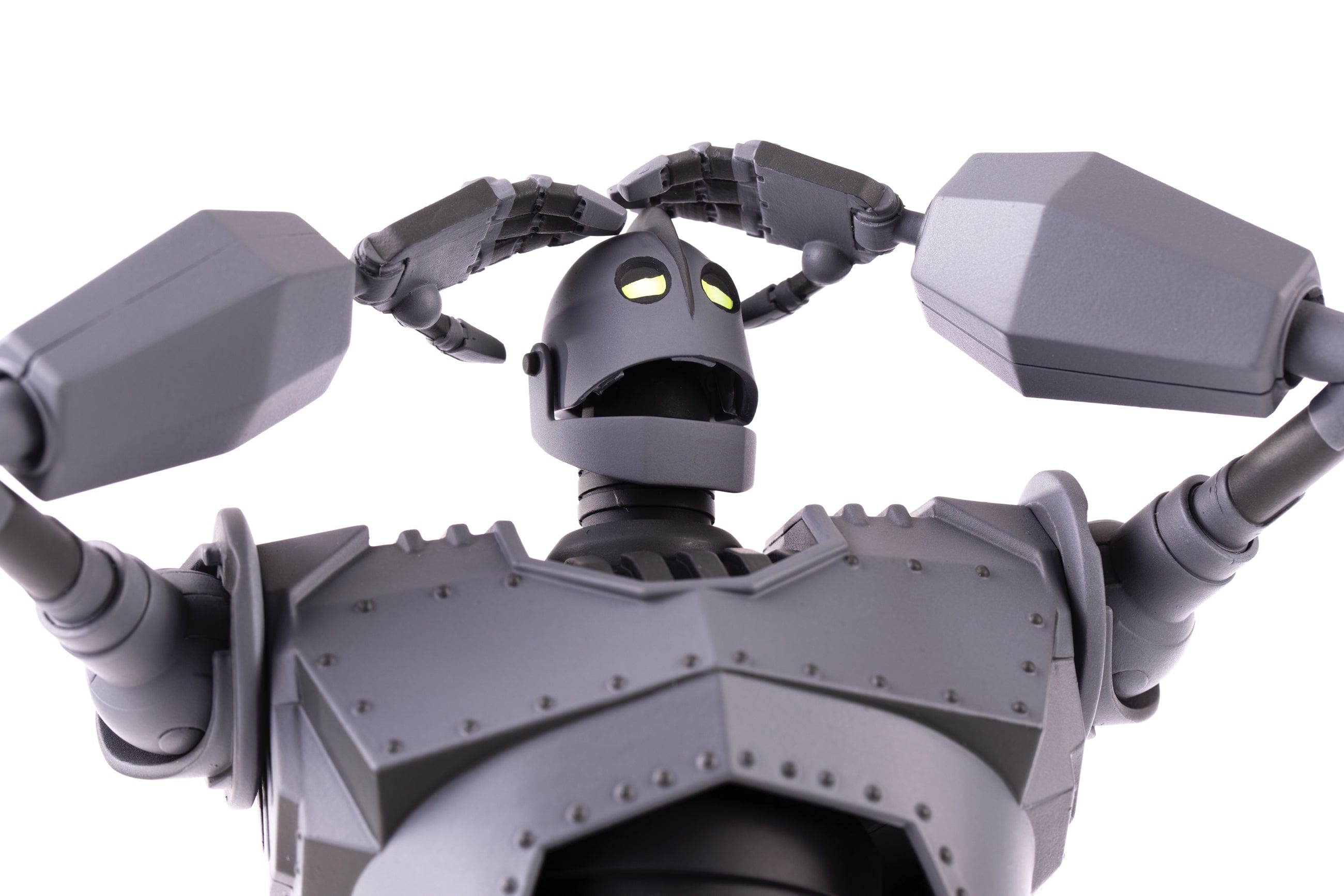 Iron Giant MONDO MECHA Collectible Action Figure - Limited Edition Robot Toy for Display & Gifts - Perfect for Anime Fans, Sci-Fi Decor & Movie Memorabilia Collections