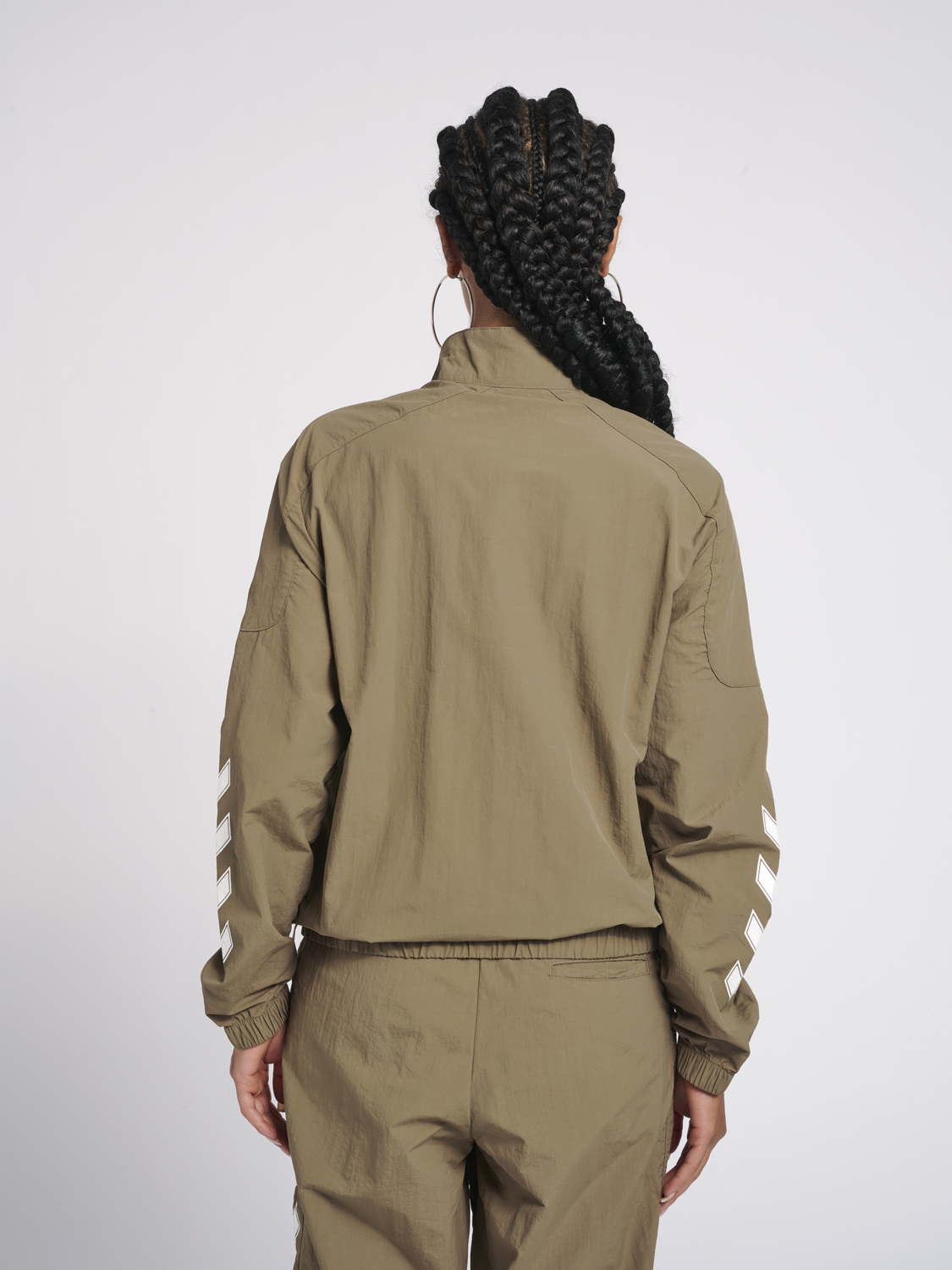 Hummel HMLNIKKI Women's Zip Jacket - Stylish & Comfortable Walnut Brown Outerwear for Casual Wear & Outdoor Activities