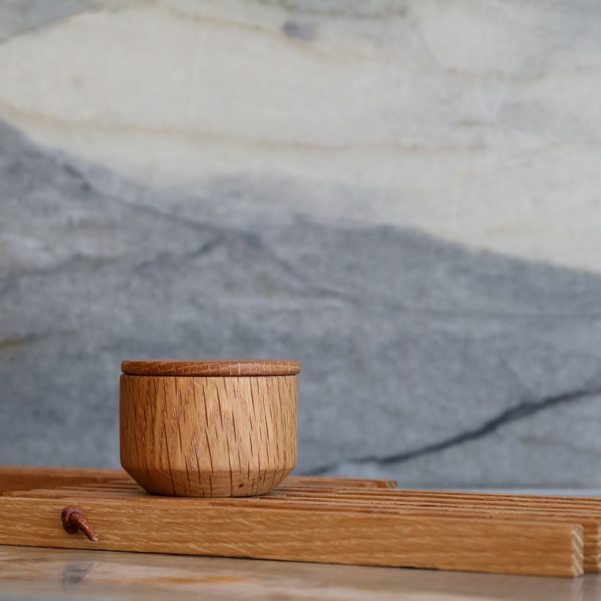 EKTA LIVING 'Salt Me' Natural Oak Salt Dish with Lid - Premium Oil-Finished Wooden Salt Cellar for Kitchen, Dining Table & Countertop Decor