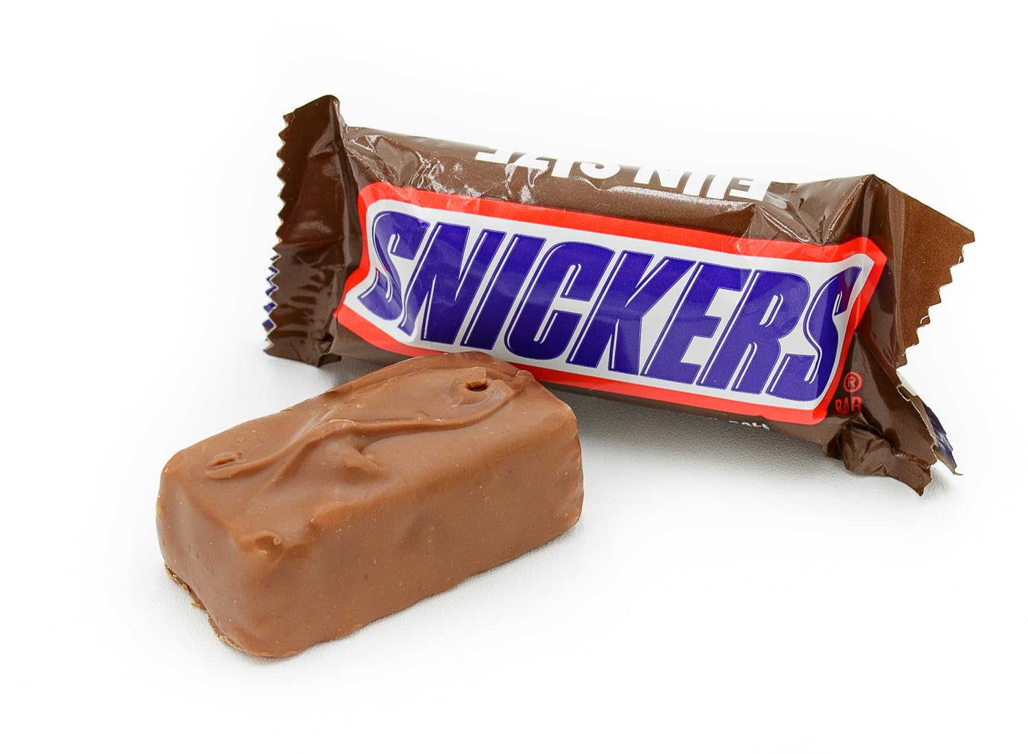 SNICKERS FUN SIZE Chocolate Candy Bars 1 lb Bulk Bag - Peanut Caramel Candy, Individually Wrapped Sweet Snacks (26 Pieces) | Perfect for Halloween, Party Favors & Office Treats