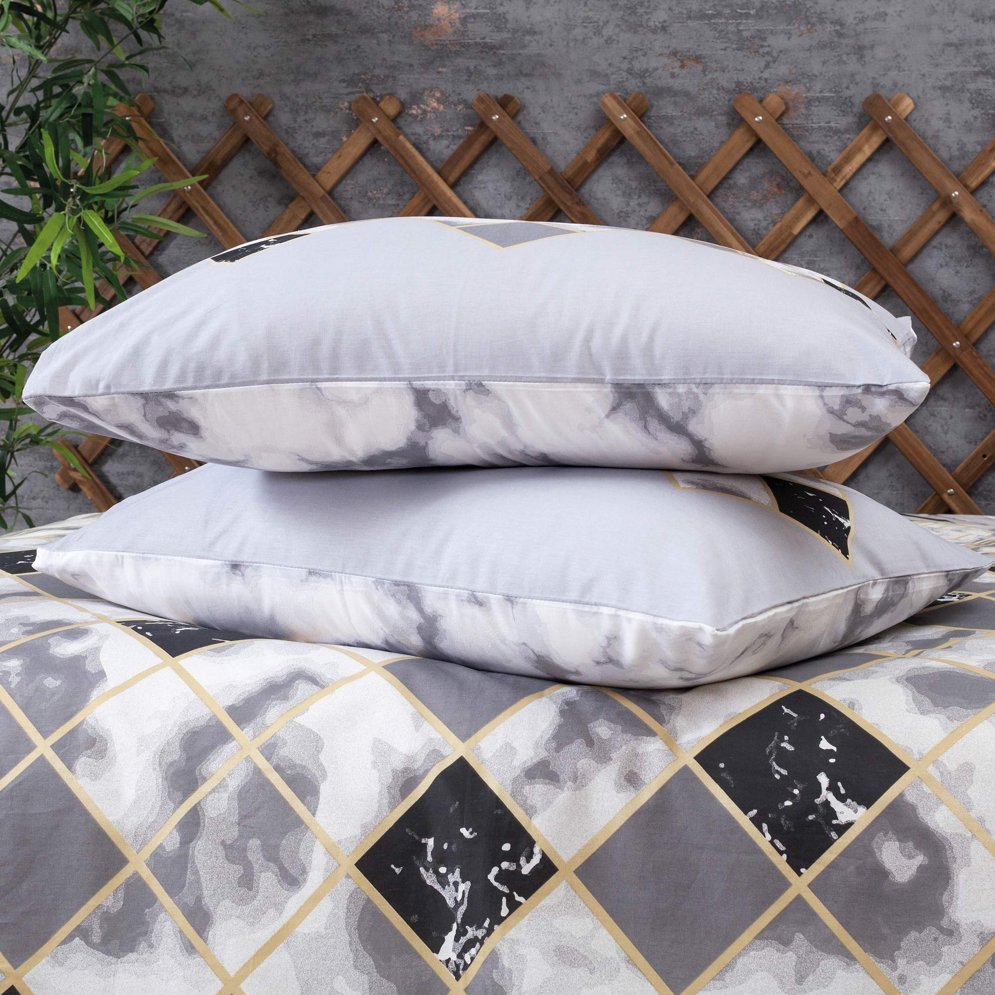 SUSSEXHOME Black Cubes Duvet Cover Set - Queen Size Beige Bedding Set with 1 Duvet Cover, 1 Fitted Sheet & 2 Pillowcases | Hypoallergenic, Breathable, Machine Washable & Iron Safe | Perfect for Modern Bedrooms, Guest Rooms & Cozy Home Decor