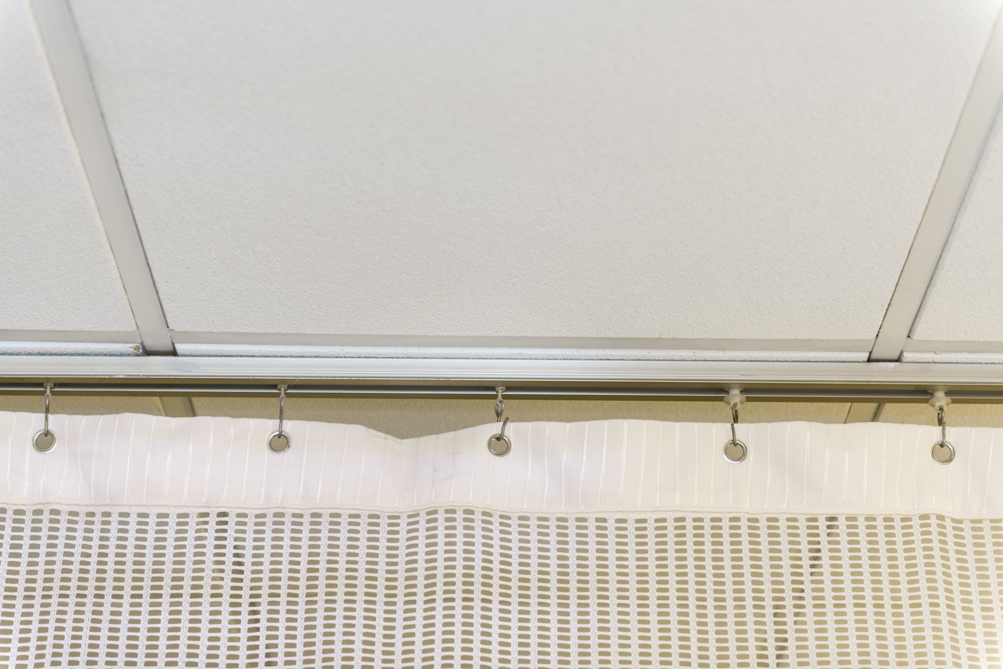 Flame Resistant Hospital Privacy Curtain - 9' x 7' Medical Cubicle Bed Divider with Mesh Top & Grommets, Machine Washable - Perfect for Patient Rooms, Clinics, and Healthcare Facilities
