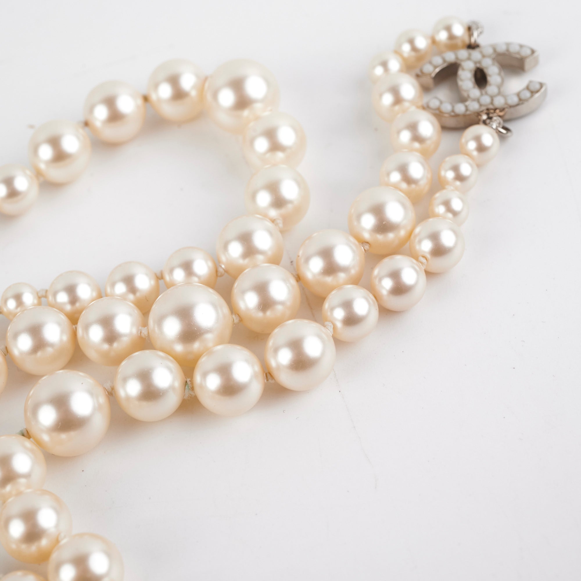 Chanel CC Logo Pearl Necklace for Women - Luxury Fashion Jewelry Gift for Birthday, Anniversary & Special Occasions