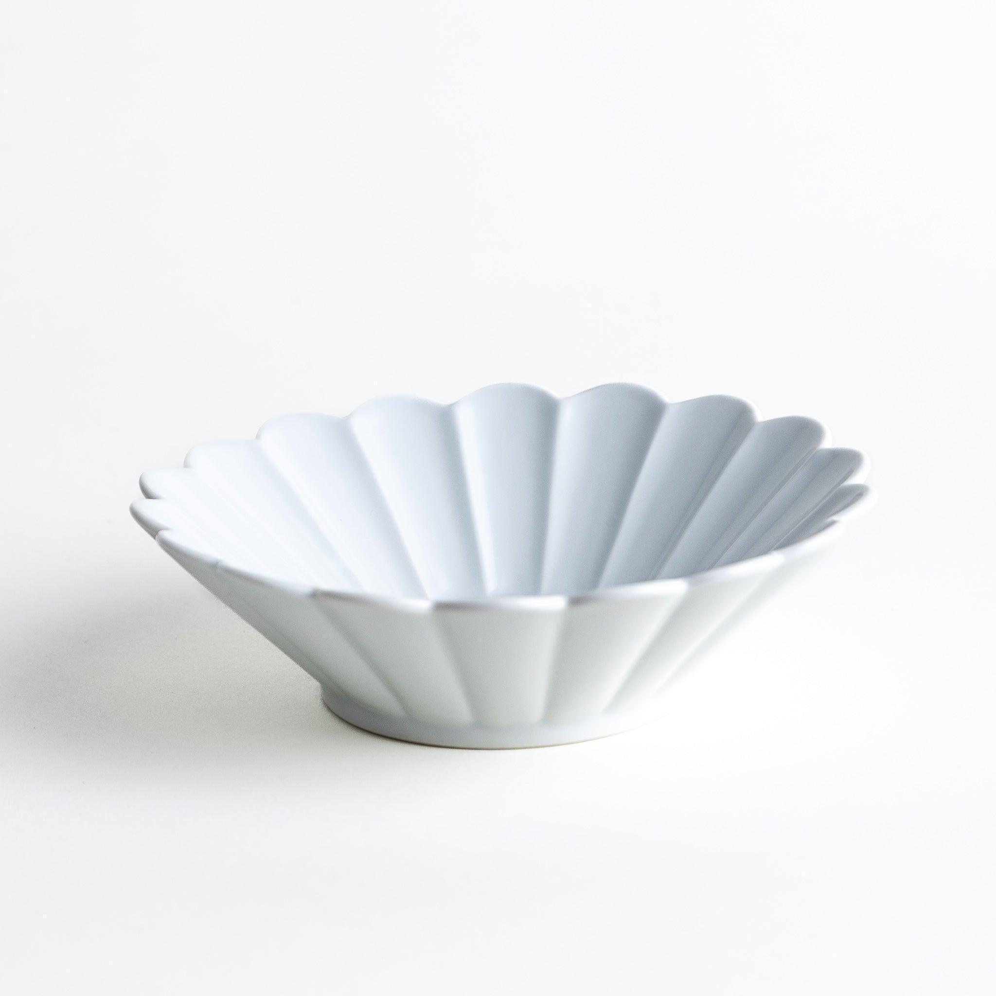 Elegant White Matte Chrysanthemum Carved Ceramic Dessert Bowl - Perfect for Ice Cream, Pudding & Fruit Serving - Stylish Tableware for Parties & Home Dining