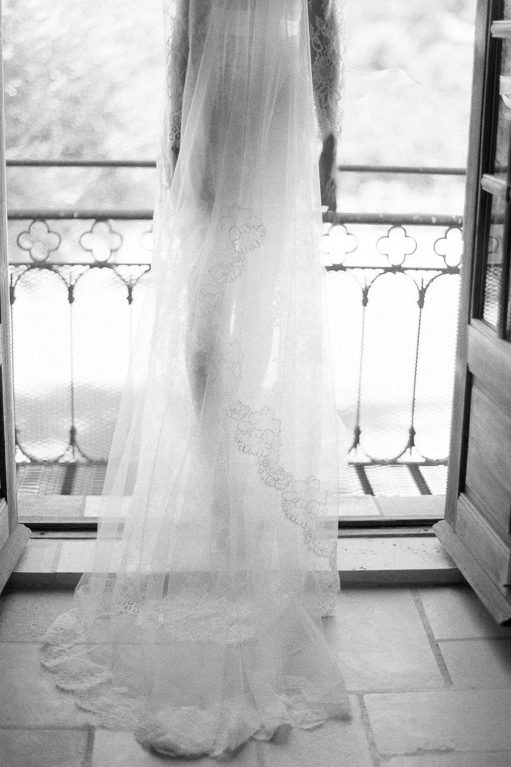 Elegant Ivory French Lace Scallop Edge Cathedral Wedding Veil - Perfect for Bridal Gowns, Formal Weddings & Romantic Ceremonies