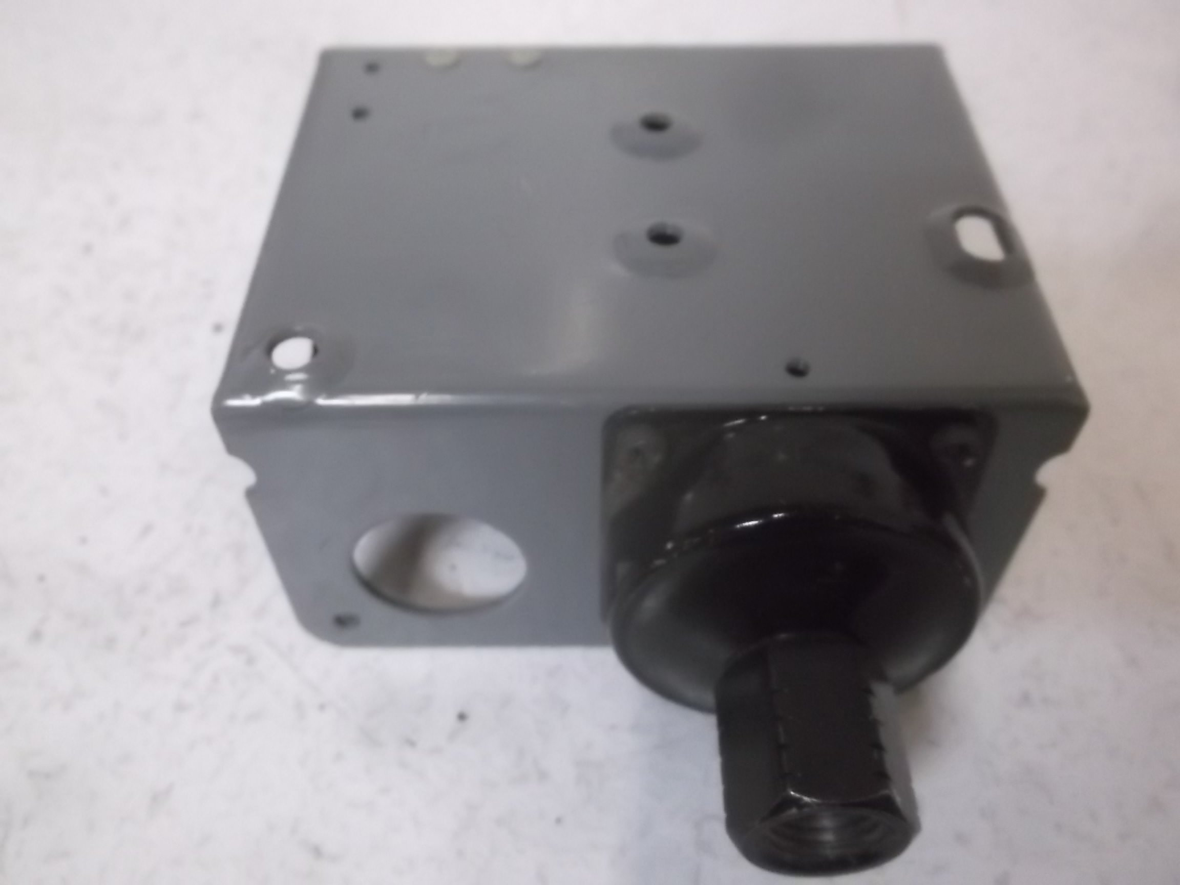Johnson Controls P70AA-5C Open Low Pressure Control Switch - HVAC Refrigeration Replacement Part for Air Conditioners & Cooling Systems