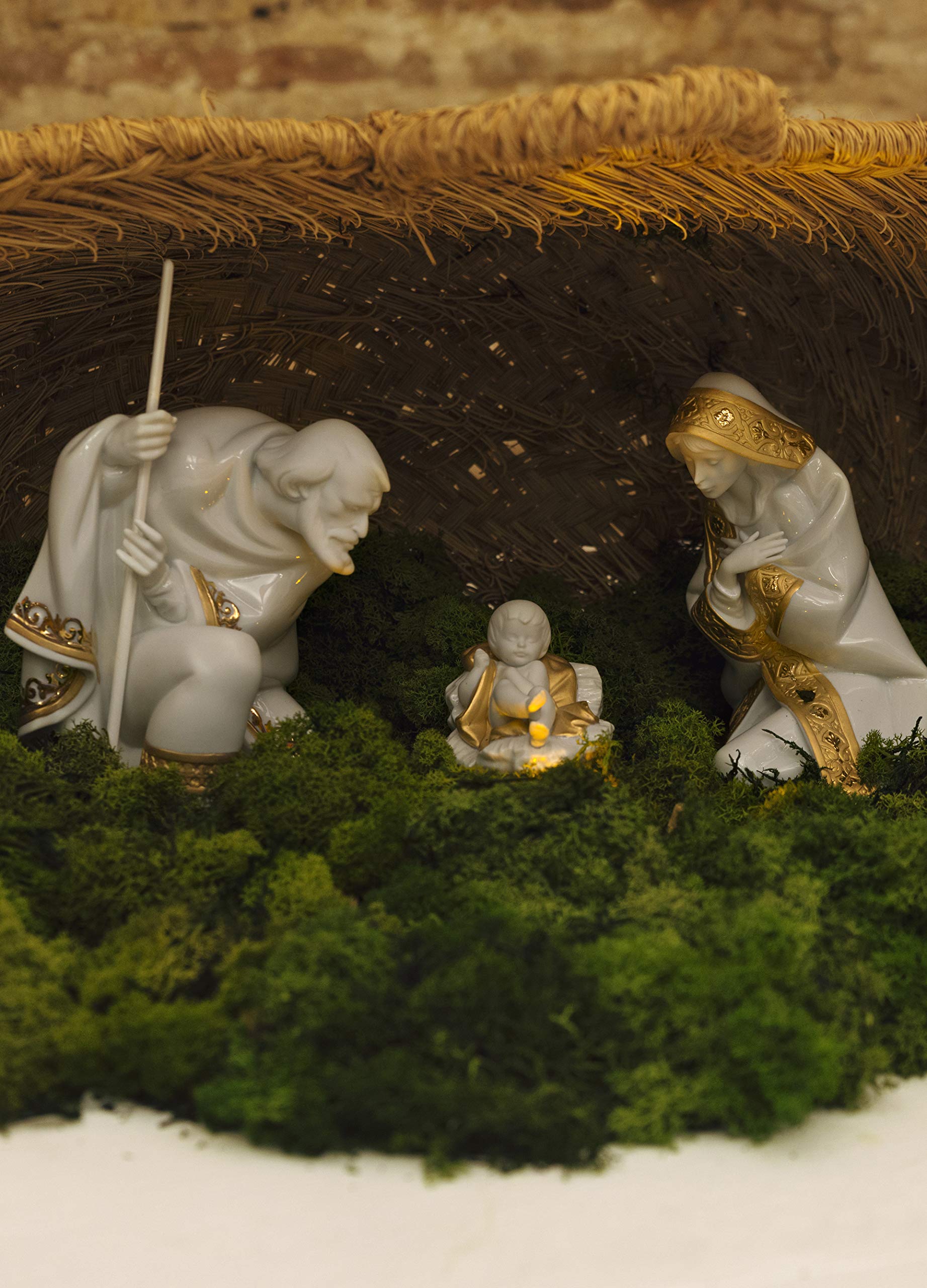LLADRÓ Baby Jesus Nativity Figurine - Golden Lustre Porcelain Christmas Decoration for Home, Church & Holiday Display