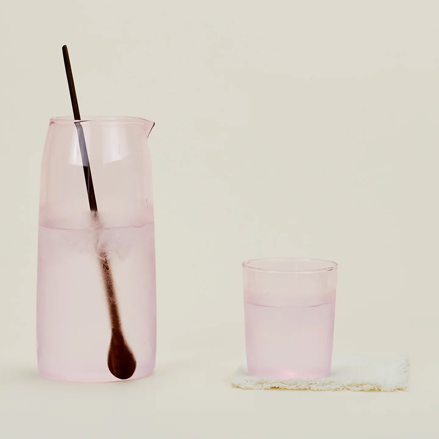 Premium Glass Pitcher with Elegant Blush Design - Perfect for Iced Tea, Lemonade & Summer Beverages - Ideal for Parties, BBQs & Home Entertaining