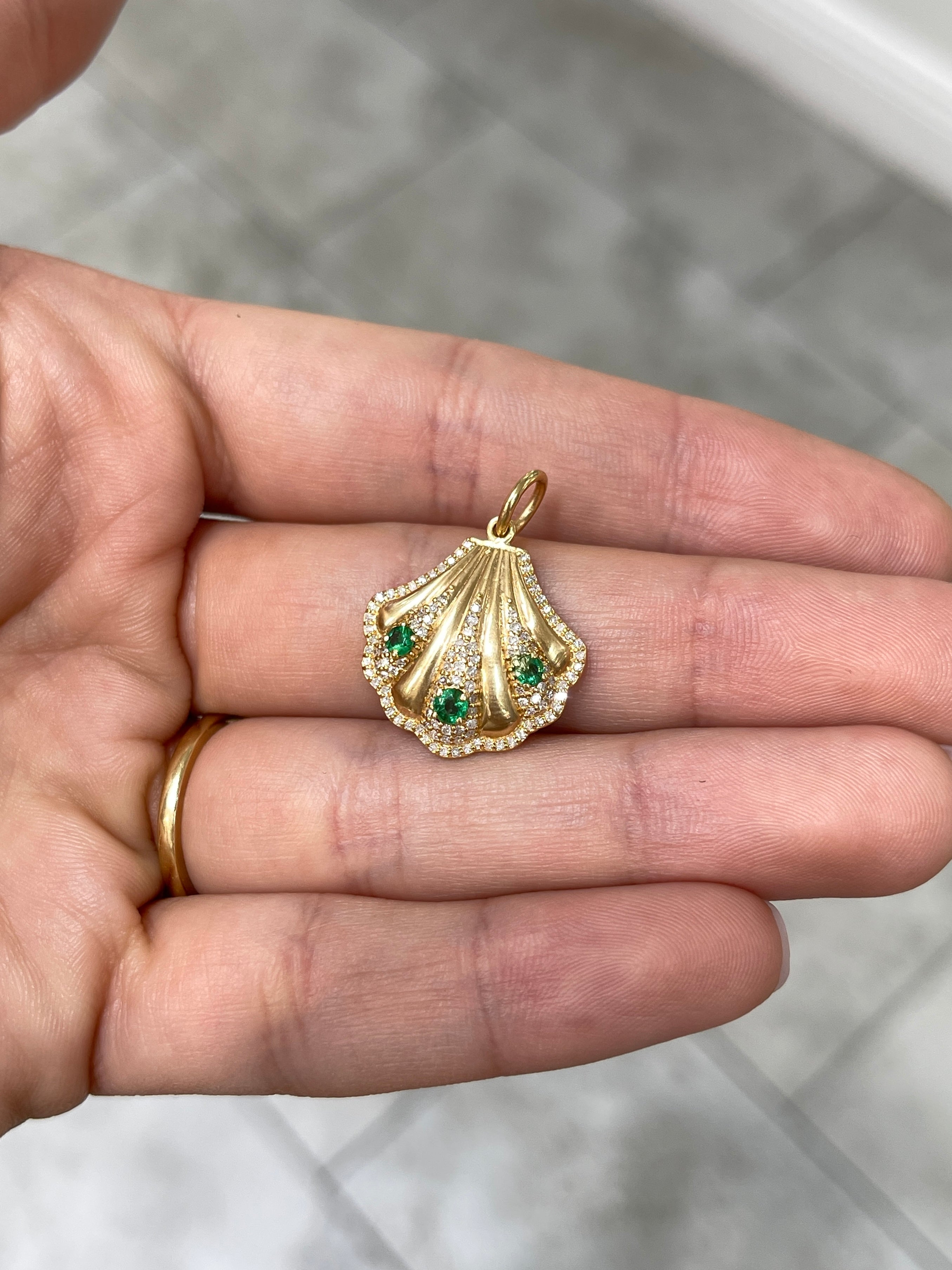 0.63tcw 14K Gold Diamond & Emerald Seashell Pendant Necklace - Elegant Beach Jewelry for Women, Perfect for Summer Vacations & Ocean-Themed Gifts