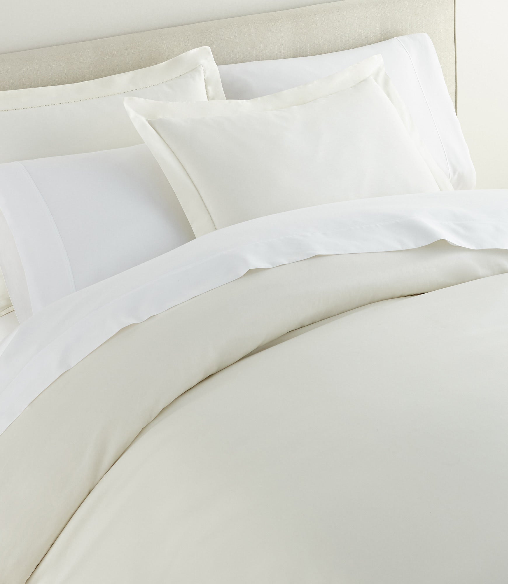 Clara Sateen Duvet Cover Set - Soft & Luxurious 100% Cotton Bedding - Queen Size (Includes Duvet Cover & Pillowcases) - Perfect for Master Bedroom, Guest Room & Hotel Stays