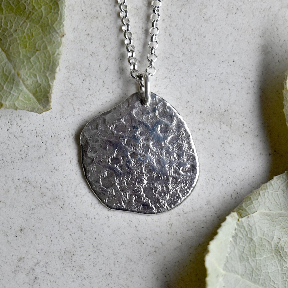 Stylish Concrete Pattern Pendant Necklace for Women - Trendy Geometric Jewelry for Everyday Wear & Special Occasions
