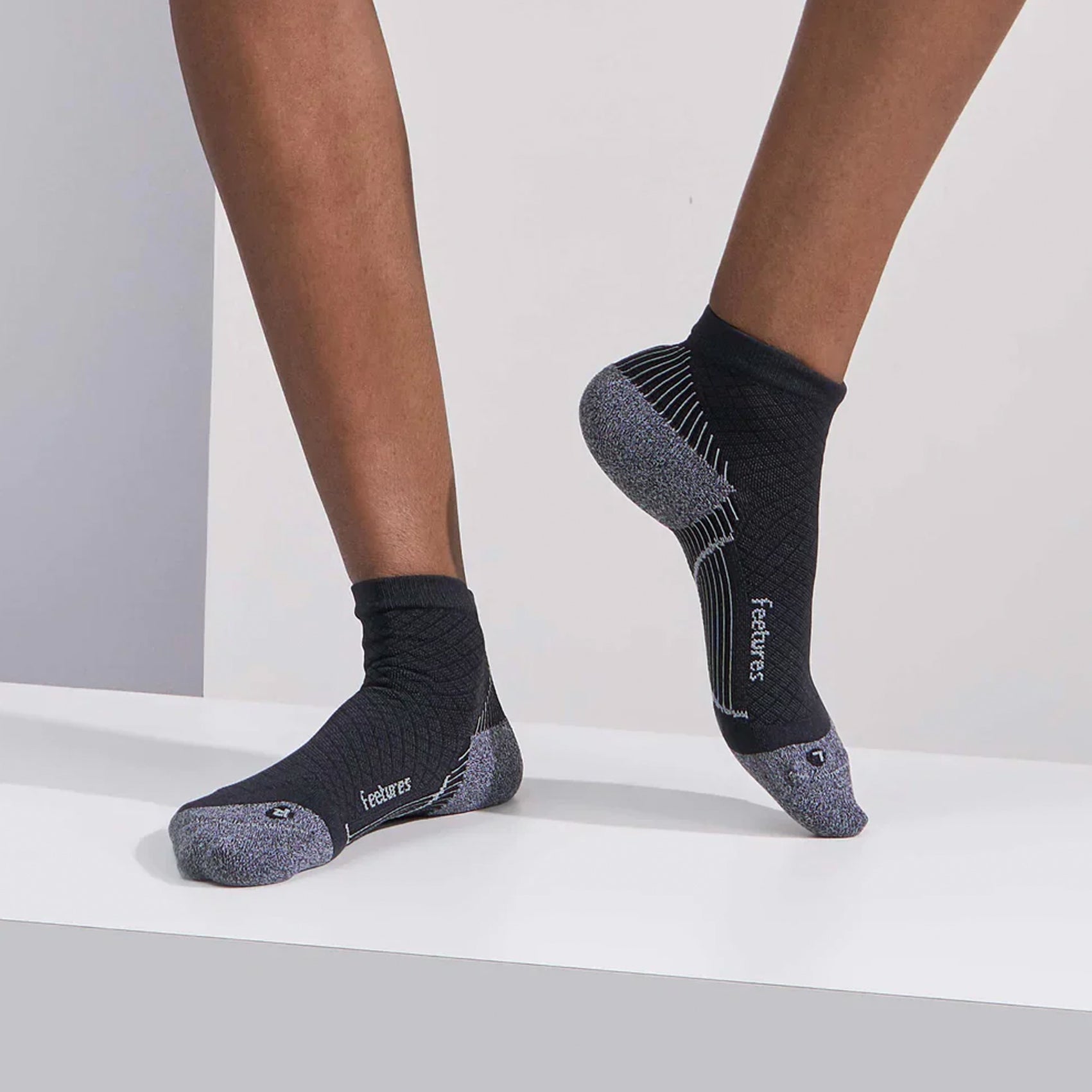 Feetures UltraLight Compression Socks for Plantar Fasciitis Relief - Quarter Length, Black - Ideal for Running, Hiking & Everyday Comfort
