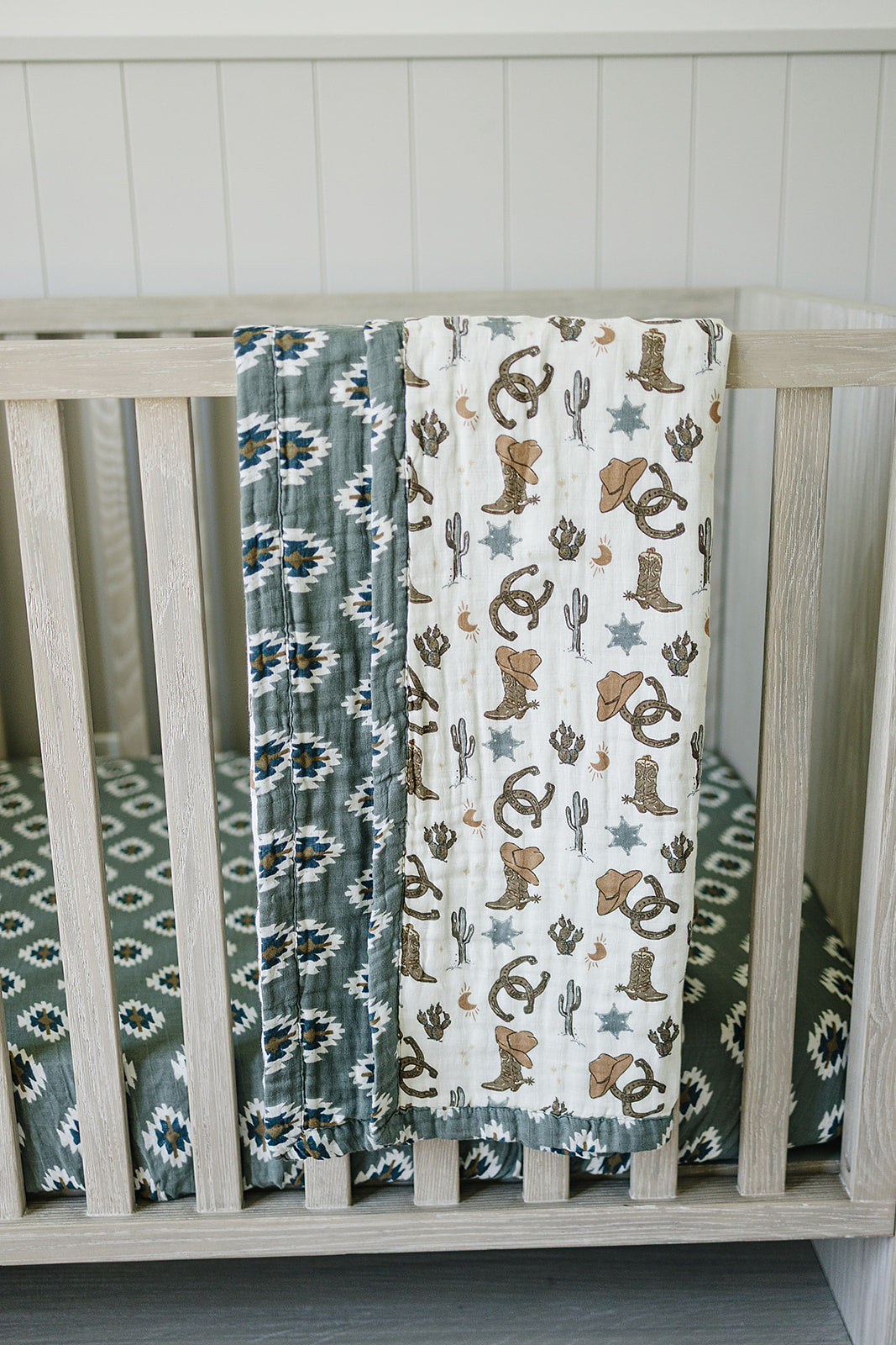 Southwest Aztec & Outlaw Cowboy Style Muslin Quilt - Lightweight Breathable Bedspread for Western Home Decor, Boho Chic Bedroom, or Southwestern Themed Nursery