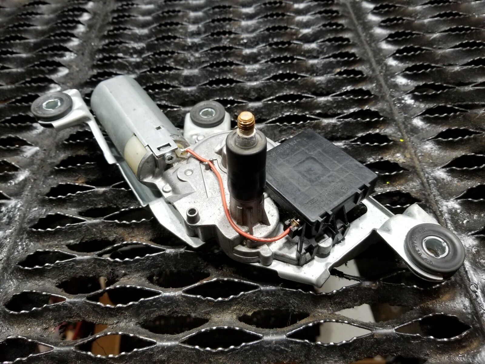 04 05 06 BMW X3 E83 Rear Wiper Motor Replacement - OEM Quality - Perfect for Rainy Weather & Winter Driving