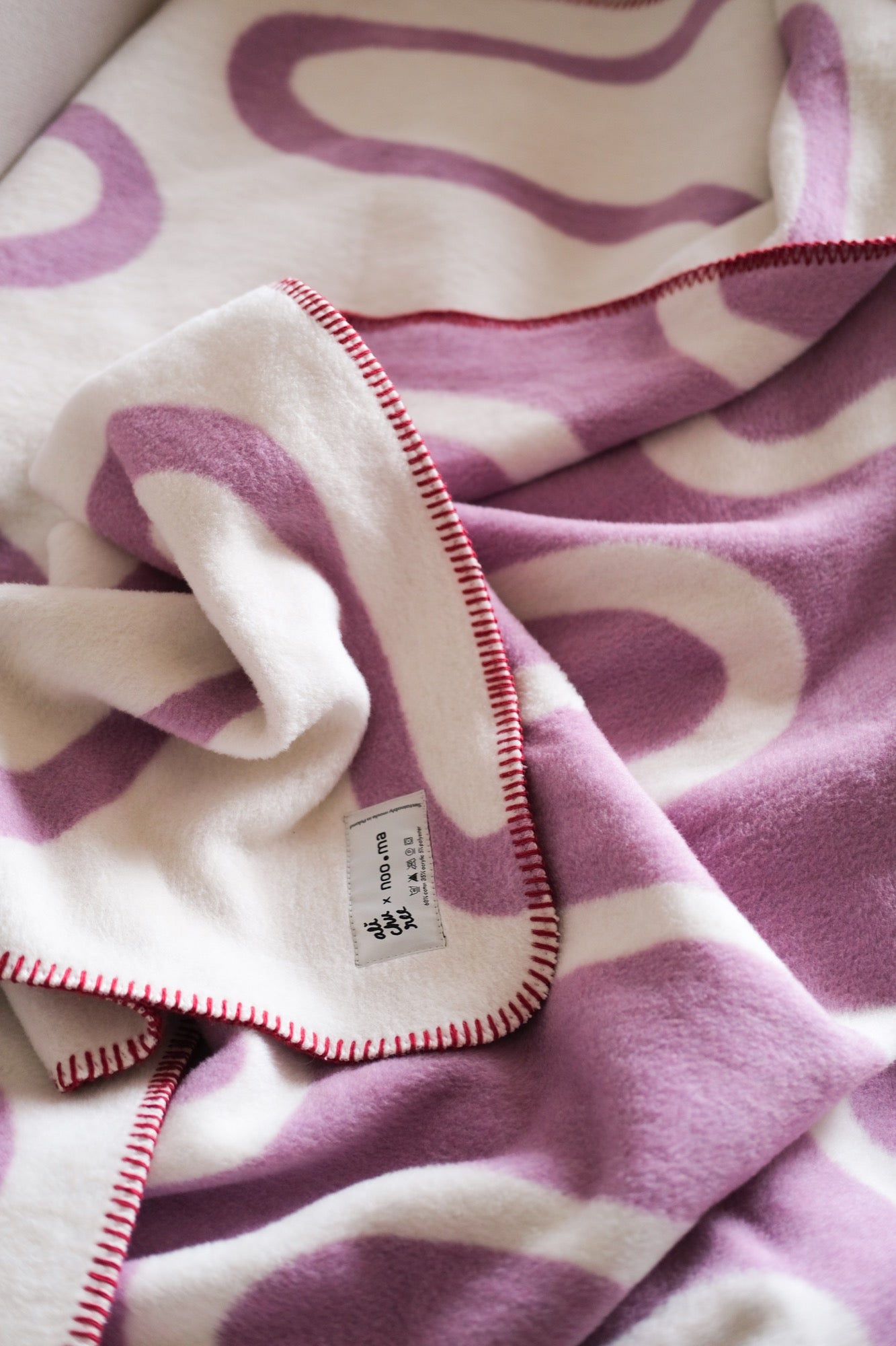Soft and Cozy Swirl Throw Blanket - Lilac & Cream Beige Plush Fleece - Perfect for Sofa, Bed, or Gift Giving