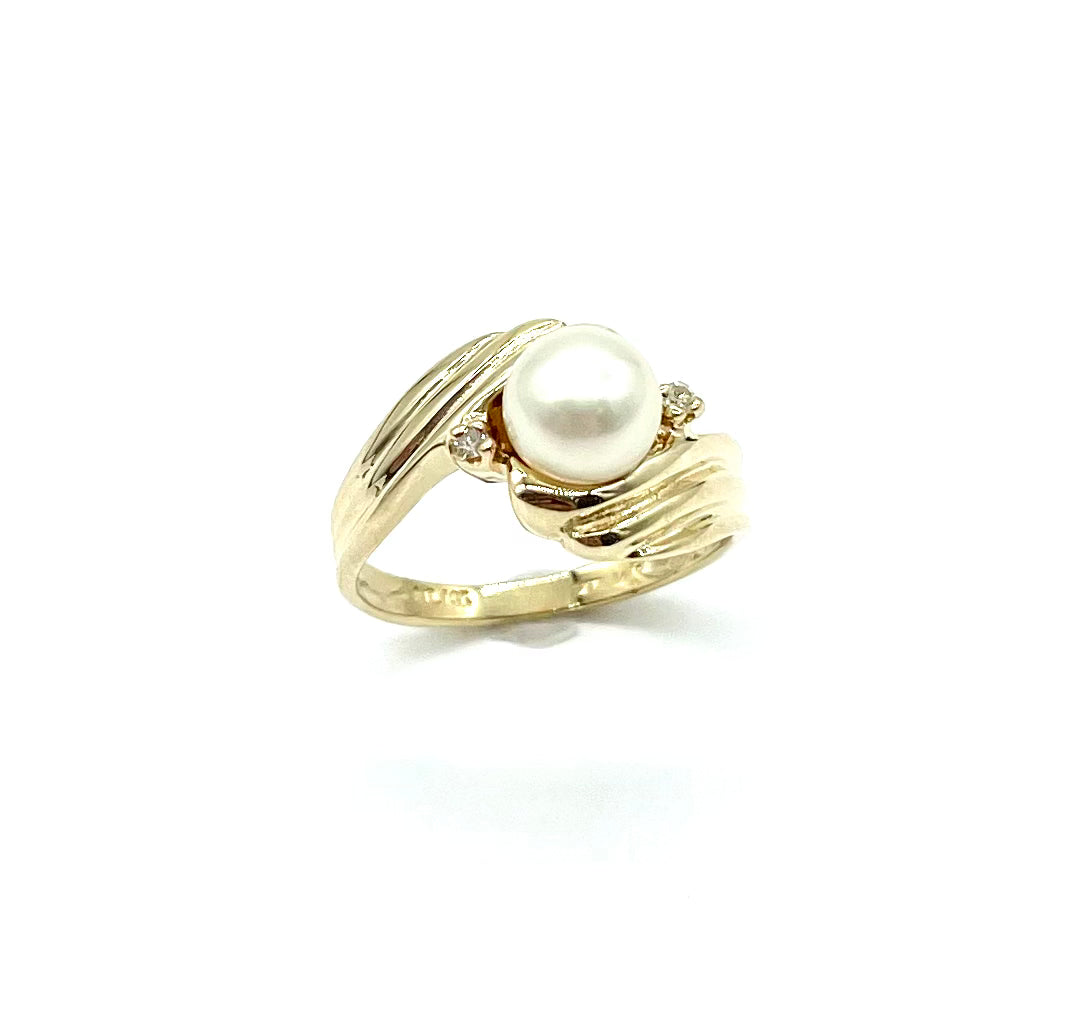 Exquisite 14K Gold Pearl Ring with Diamond Accents - Elegant Bridal Jewelry for Weddings, Anniversaries & Special Occasions