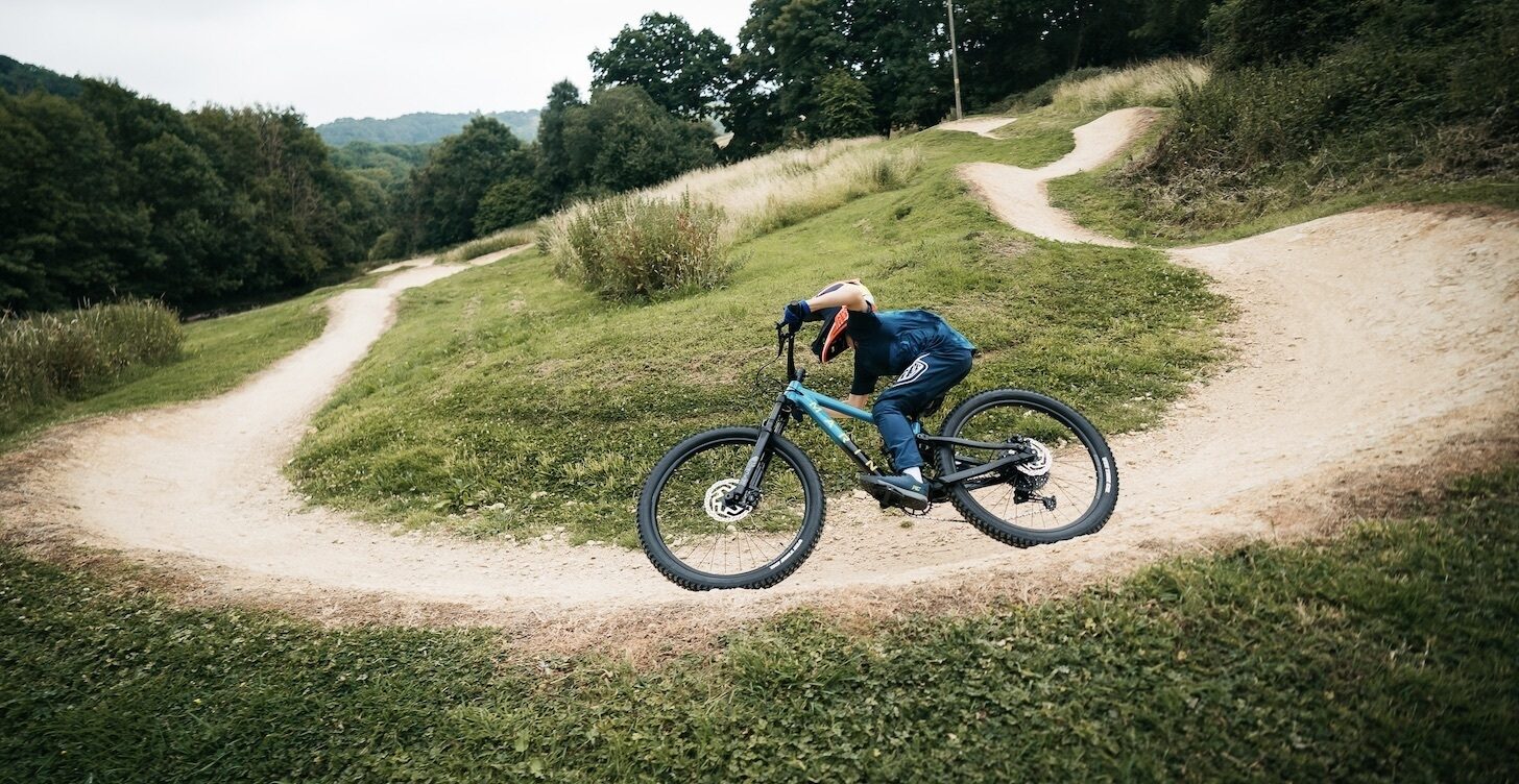 Rift Zone Jr 24 2023 Kids Mountain Bike - 24 Inch Wheels, Lightweight Aluminum Frame, Durable Design for Off-Road Trails & Adventure Riding - Perfect for Young Explorers and Outdoor Enthusiasts