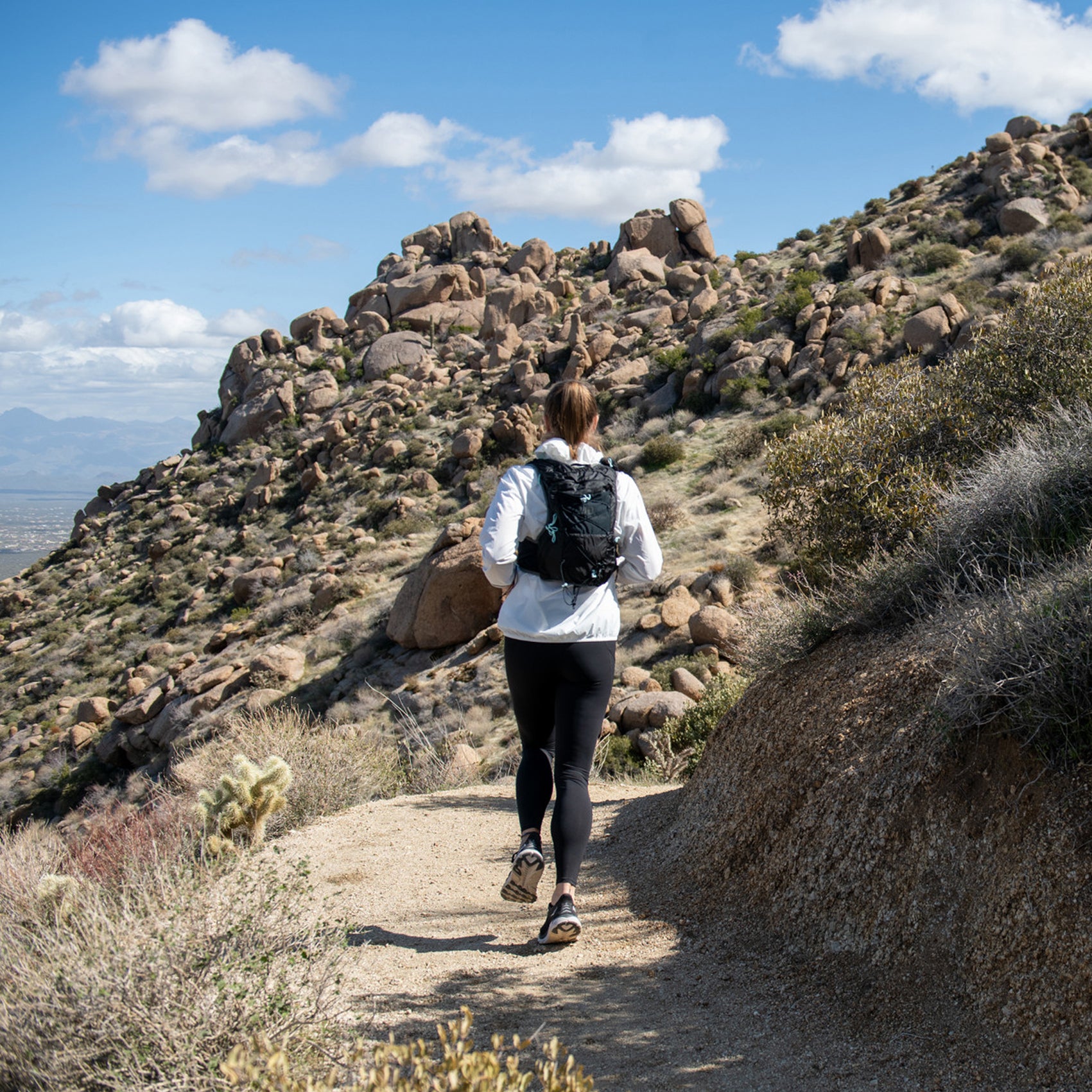 Women's Ultimate Direction Adventure Vesta 6.0 Hydration Running Vest - Lightweight & Breathable for Trail Running, Hiking & Outdoor Activities