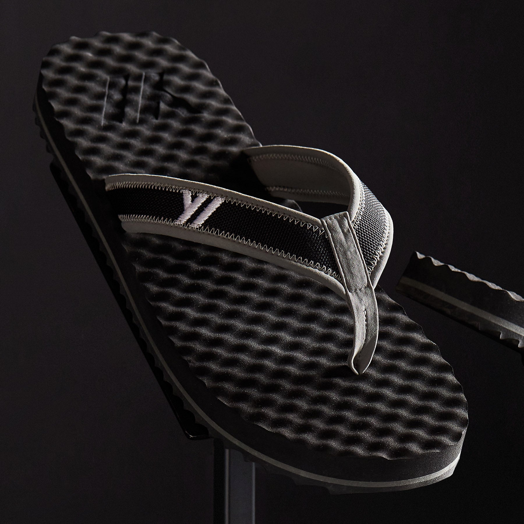Men's Comfortable Sport Flip Flops - Lightweight Quick-Dry Sandals for Walking, Running & Beach - Black/Grey - Perfect for Gym, Pool & Outdoor Activities