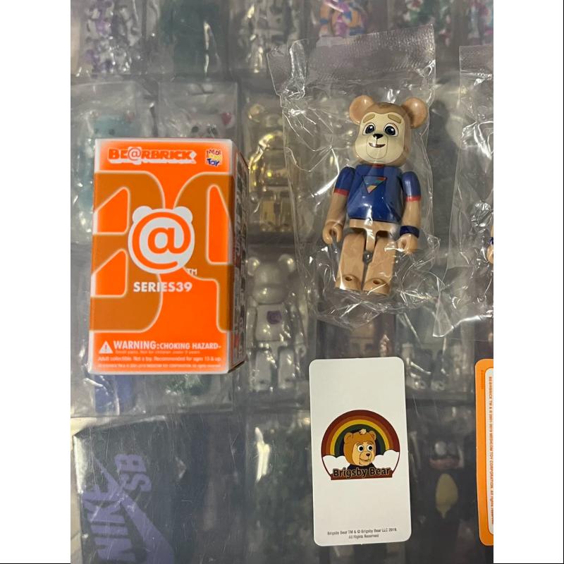 Bearbrick Series 39 ARTIST BRIGSBY BEAR 100% Collectible Vinyl Figure - Limited Edition Art Toy for Display & Collection, Perfect for Home Decor, Office Display, and Gift Giving