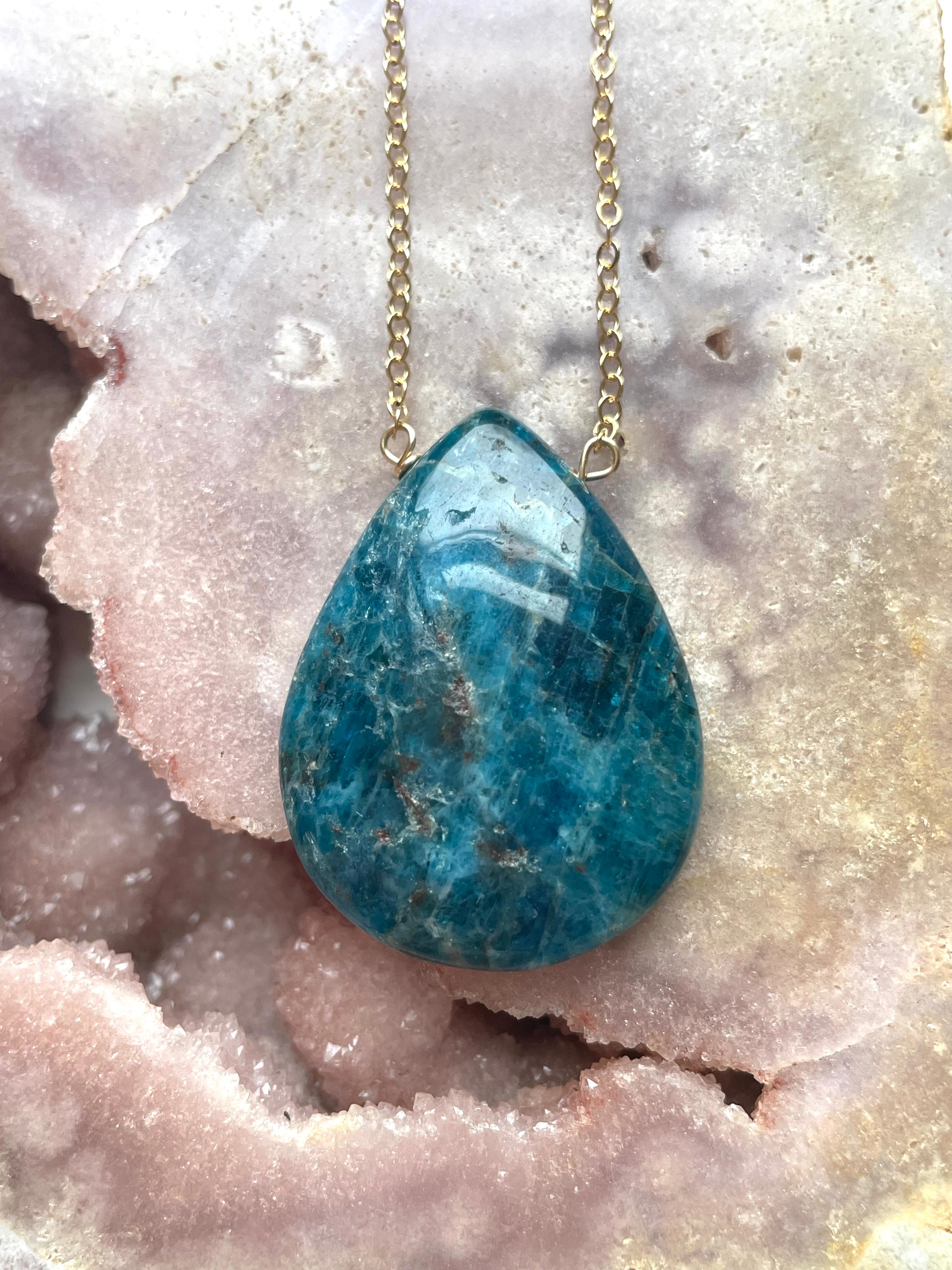Natural Apatite Gemstone Pendant Necklace for Women - Elegant Healing Crystal Jewelry Gift for Birthday, Meditation & Spiritual Energy