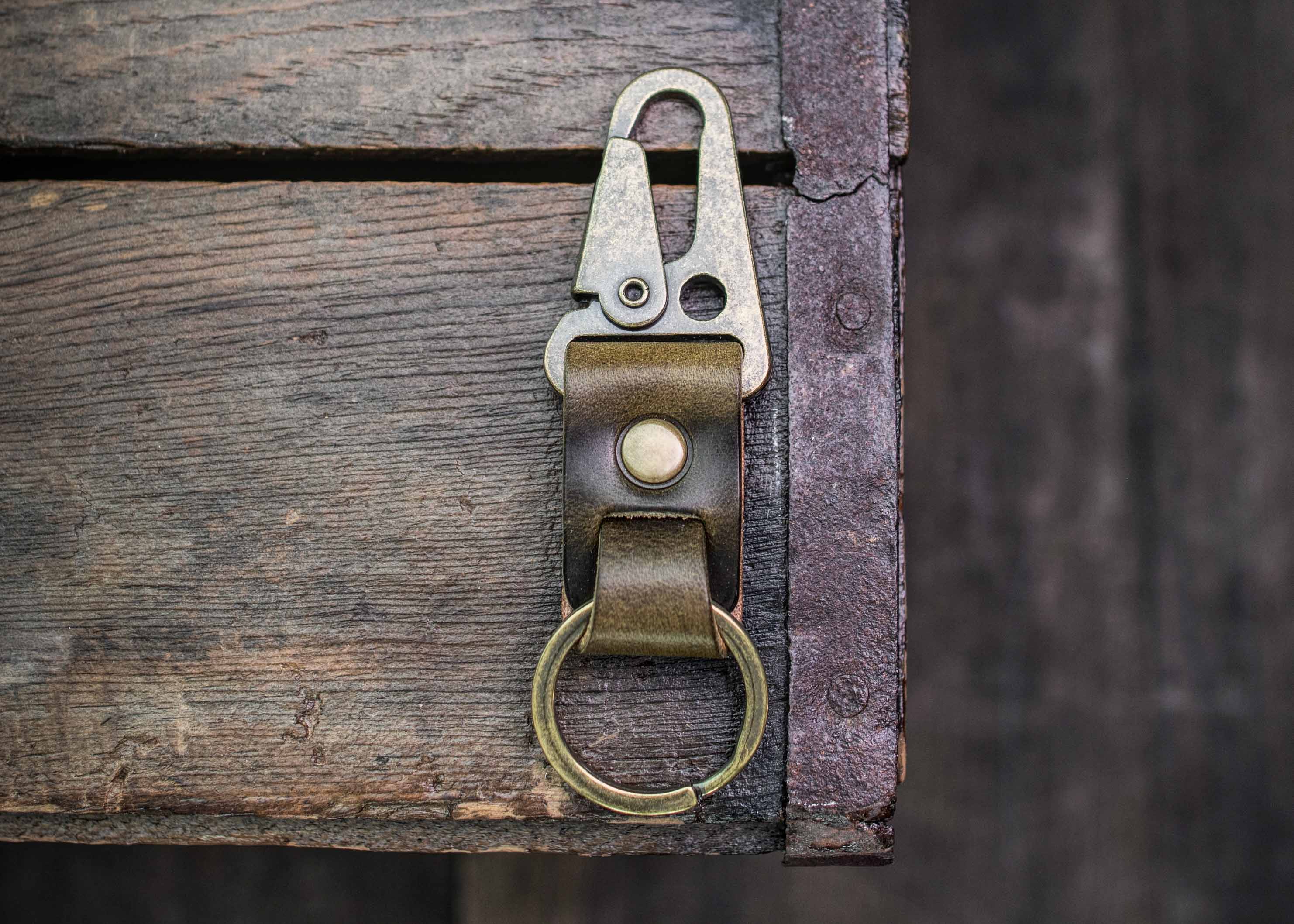 Premium Genuine Leather Keychain Clip - Durable & Stylish Key Holder for Keys, ID Cards, and Accessories - Perfect for Everyday Carry, Gifts, and Travel Essentials