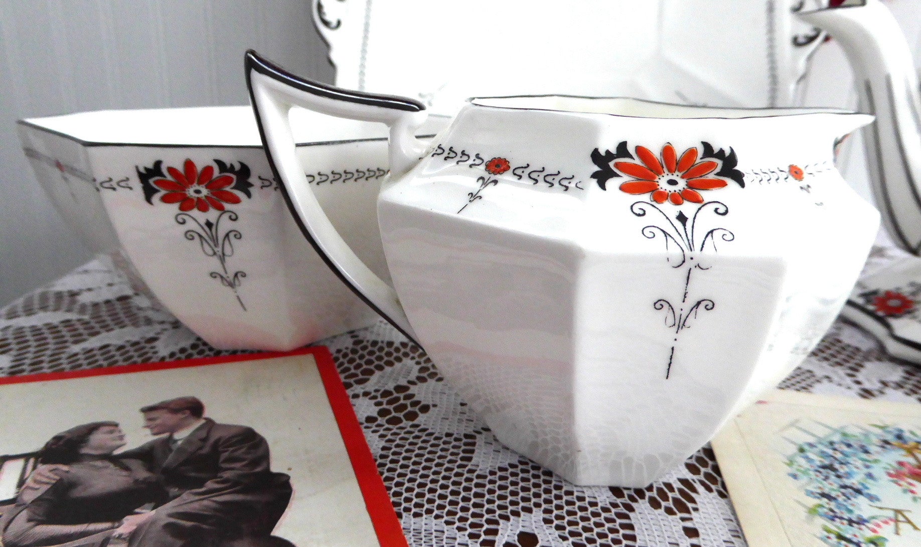 Vintage Shelley Red Daisy Queen Anne Creamer and Sugar Bowl Set - Art Deco 1930s Red Enamel Porcelain - Perfect for Afternoon Tea, Collectible Home Decor, and Vintage Tableware Display
