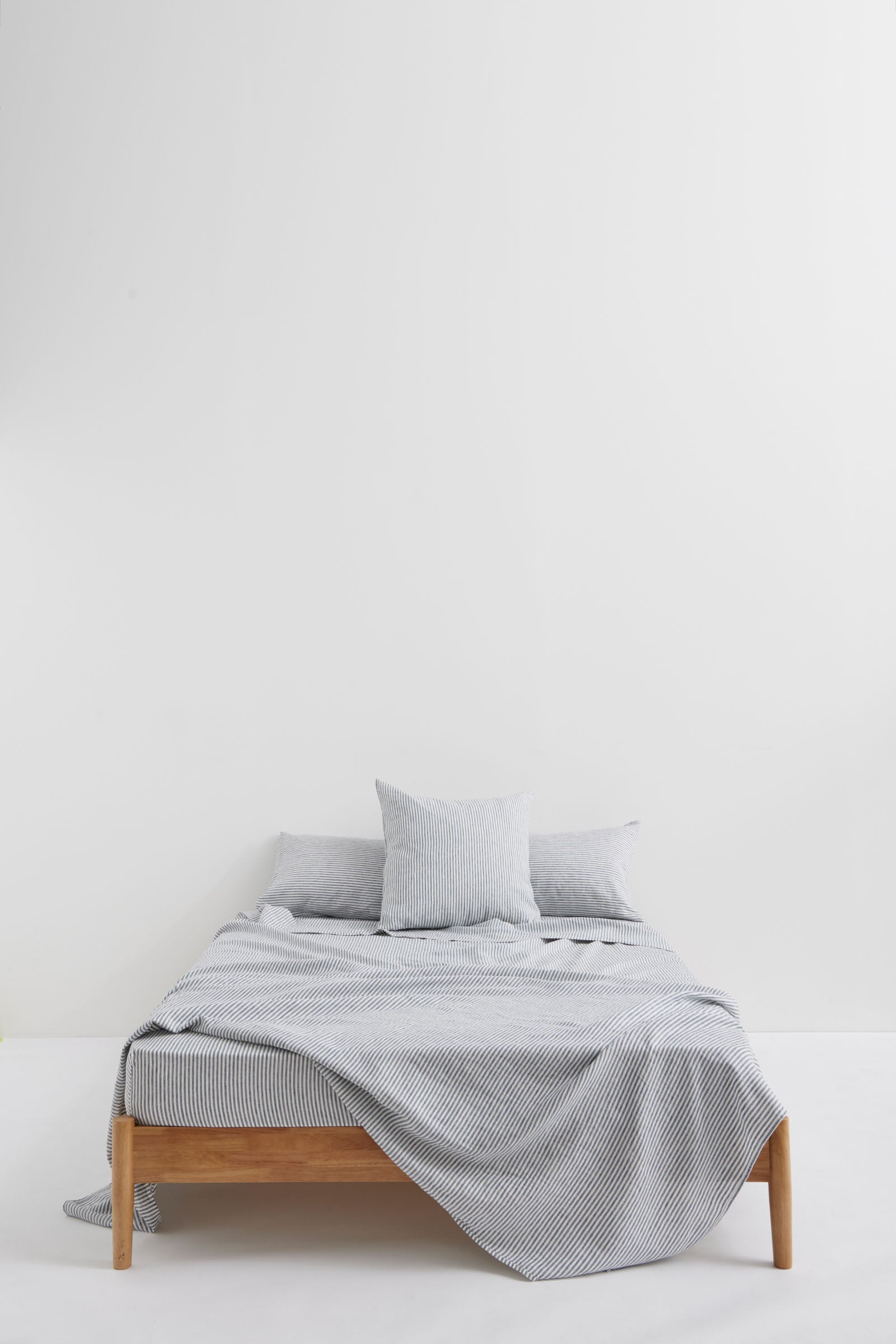 Premium Linen Fitted Sheet - Ocean Stripe Design - Queen Size Bed Sheet Set - Breathable & Wrinkle-Resistant - Perfect for Coastal Bedrooms & Summer Home Decor